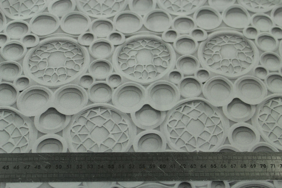 Tissu crêpe de chine 100% soie - imprimé mosaïque 3D - gris et blanc