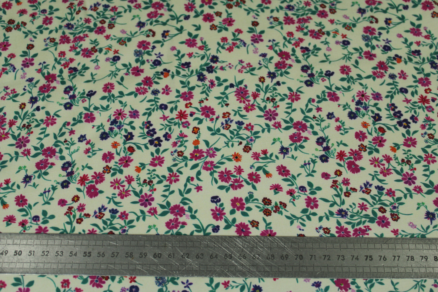 Tissu satin de viscose - imprimé petites fleurs roses - photo 5/5 | So Tissus