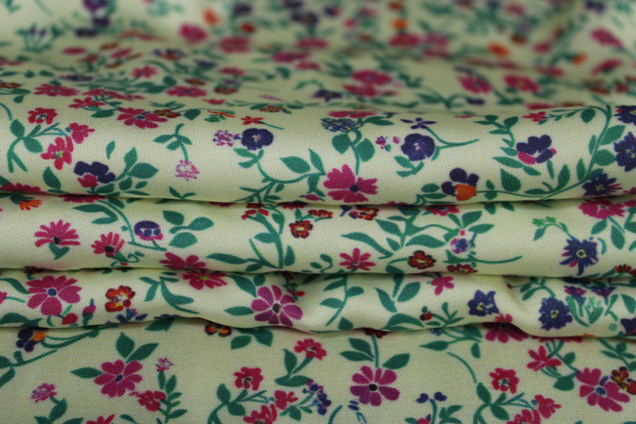 Tissu satin de viscose - imprimé petites fleurs roses