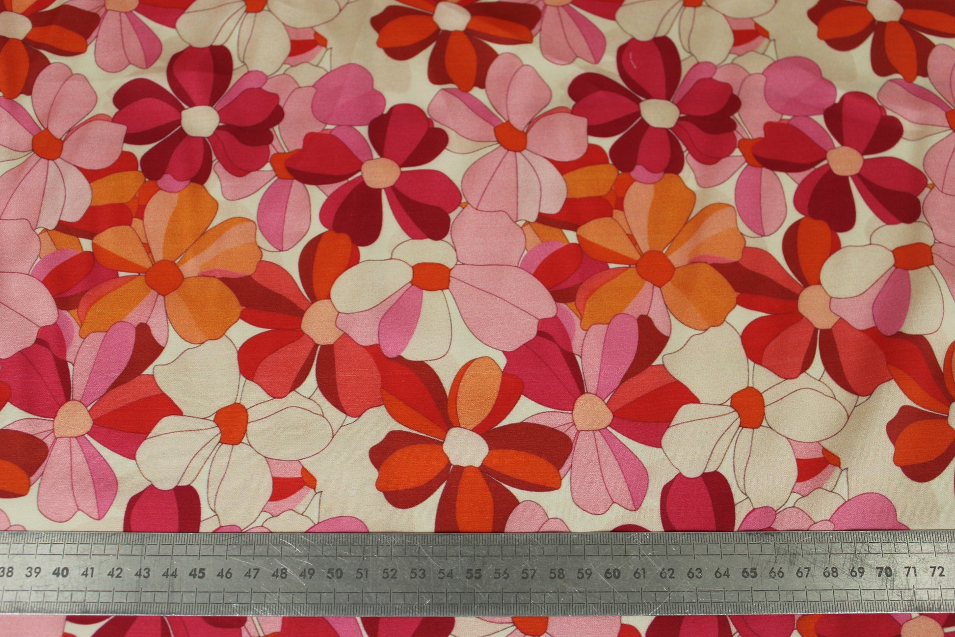 Tissu satin de viscose - imprimé fleur vintage - ton rose, rouge et orange - photo 5/5 | So Tissus