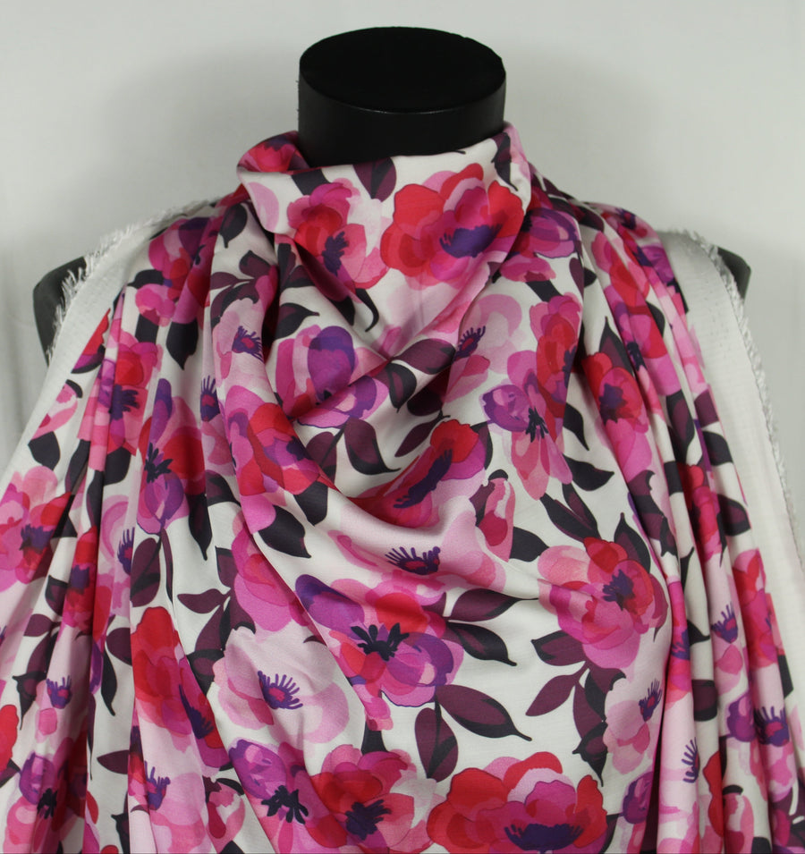 Tissu satin de viscose - imprimé pivoine - ton fuchsia