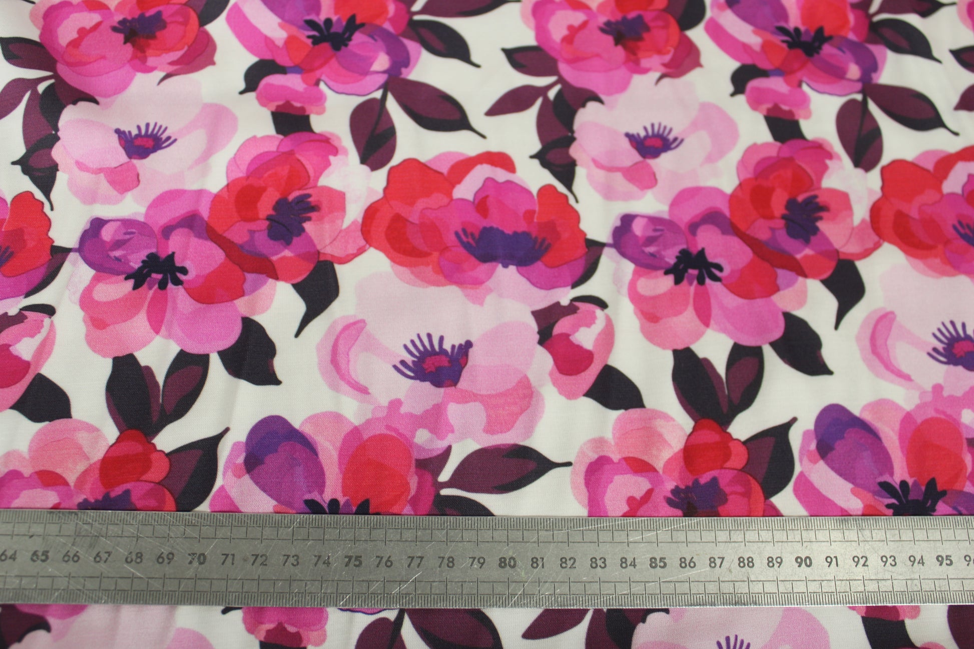 Tissu satin de viscose - imprimé pivoine - ton fuchsia - photo 3/5 | So Tissus