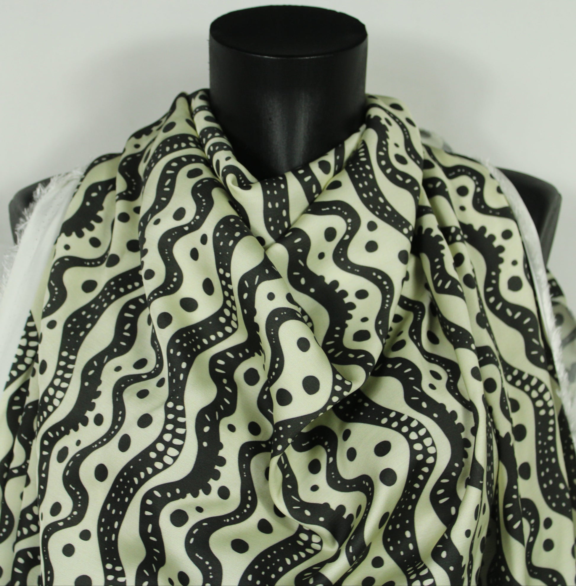Tissu satin de viscose - imprimé rayures et pois - écru et noir - photo 4/5 | So Tissus