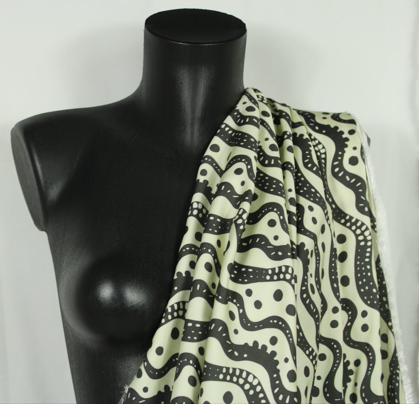 Tissu satin de viscose - imprimé rayures et pois - écru et noir - photo 3/5 | So Tissus