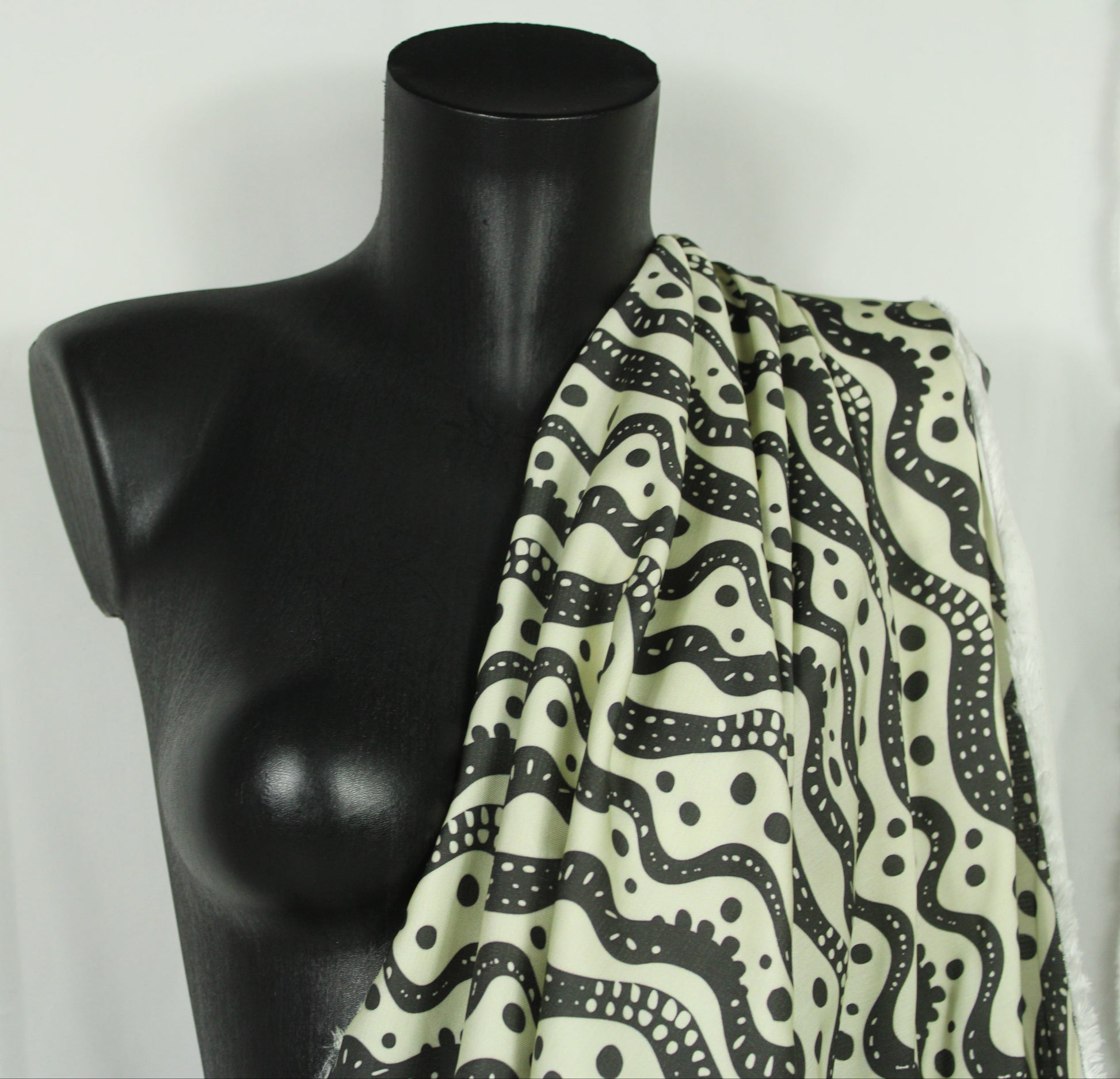 Tissu satin de viscose - imprimé rayures et pois - écru et noir - photo 3/5 | So Tissus