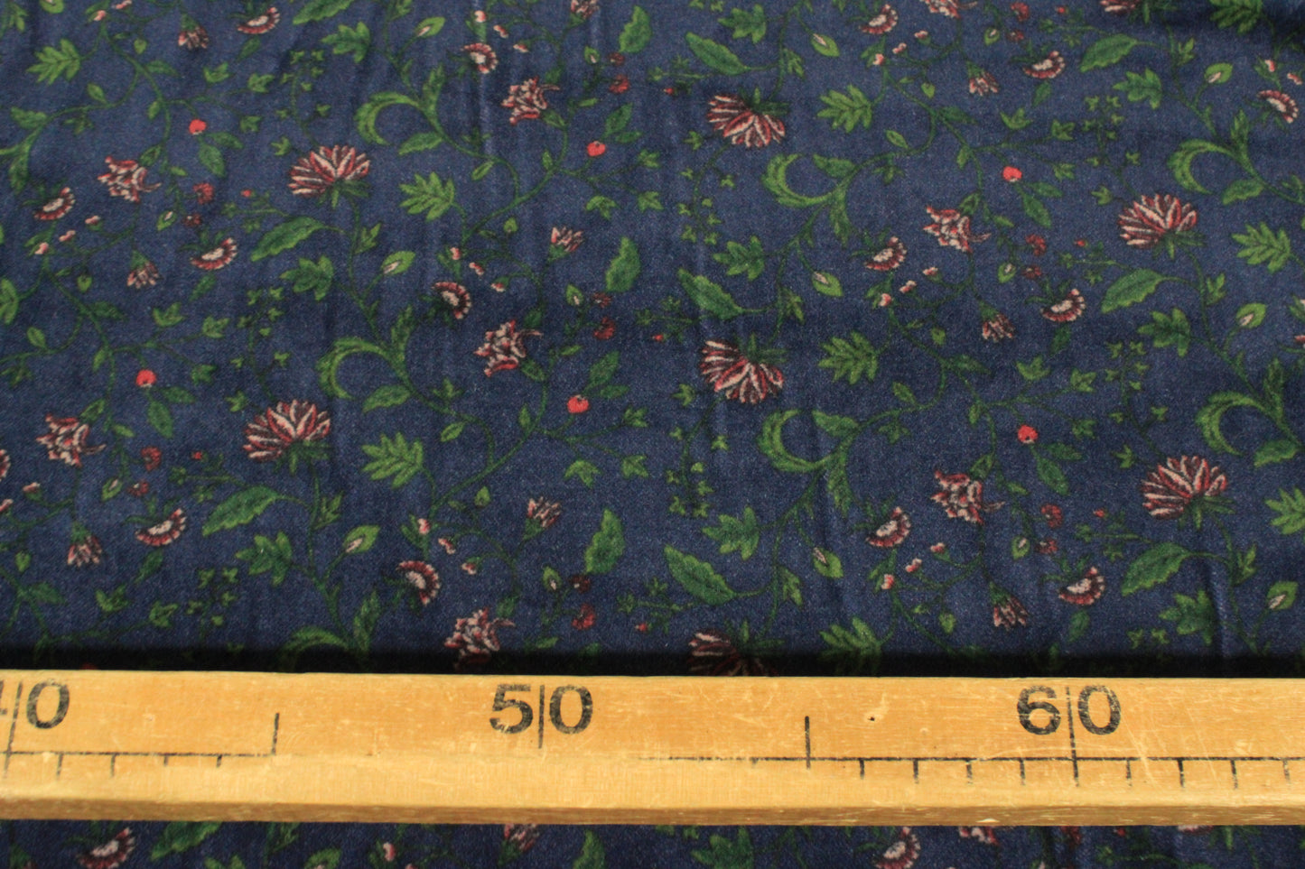Tissu velours lisse - imprimé fleuri - ton bleu marine - photo 4/4 | So Tissus
