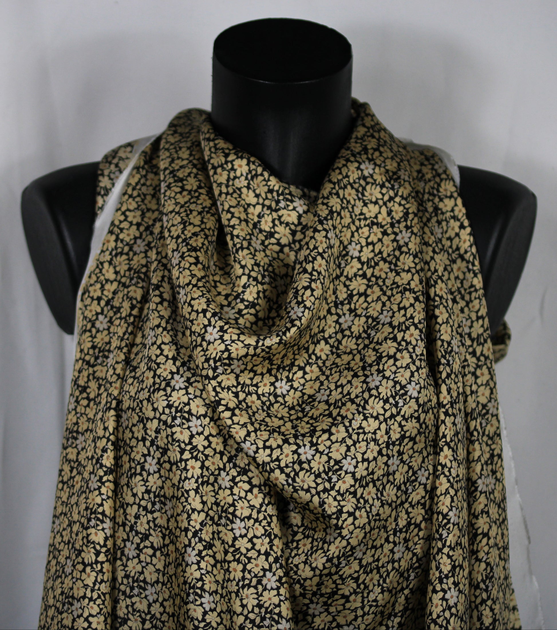 Tissu twill de soie  - imprimé petites fleurs - ton beige - photo 4/5 | So Tissus