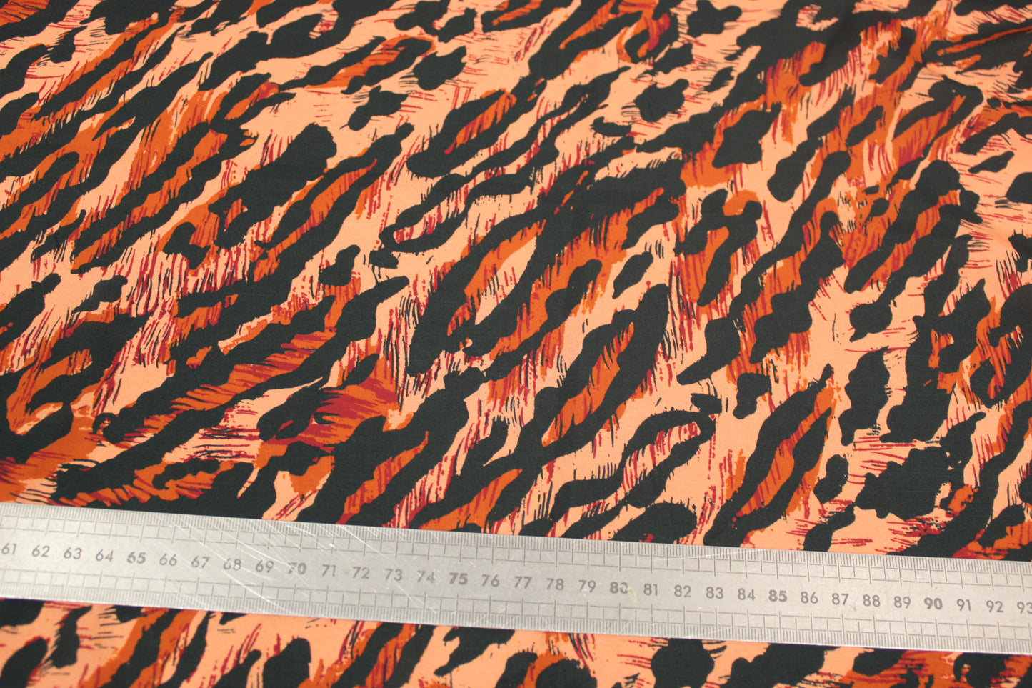 Tissu viscose - grand imprimé leopard - ton orange - photo 4/4 | So Tissus