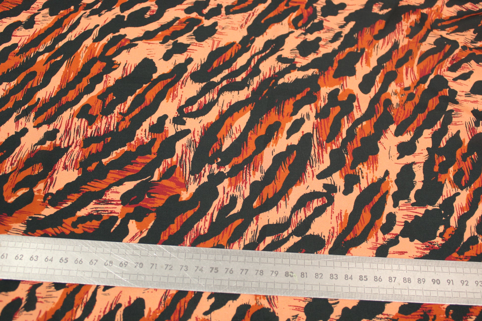 Tissu viscose - grand imprimé leopard - ton orange - photo 4/4 | So Tissus