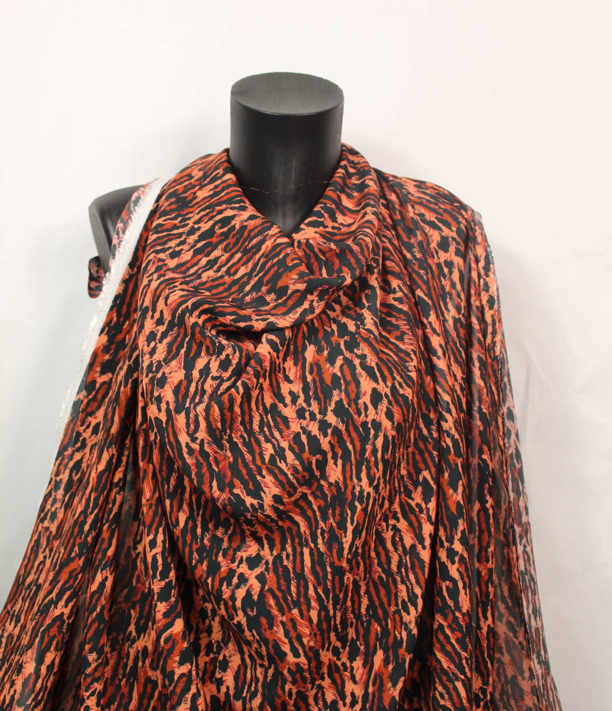 Tissu viscose - petit imprimé leopard - ton orange - photo 4/5 | So Tissus