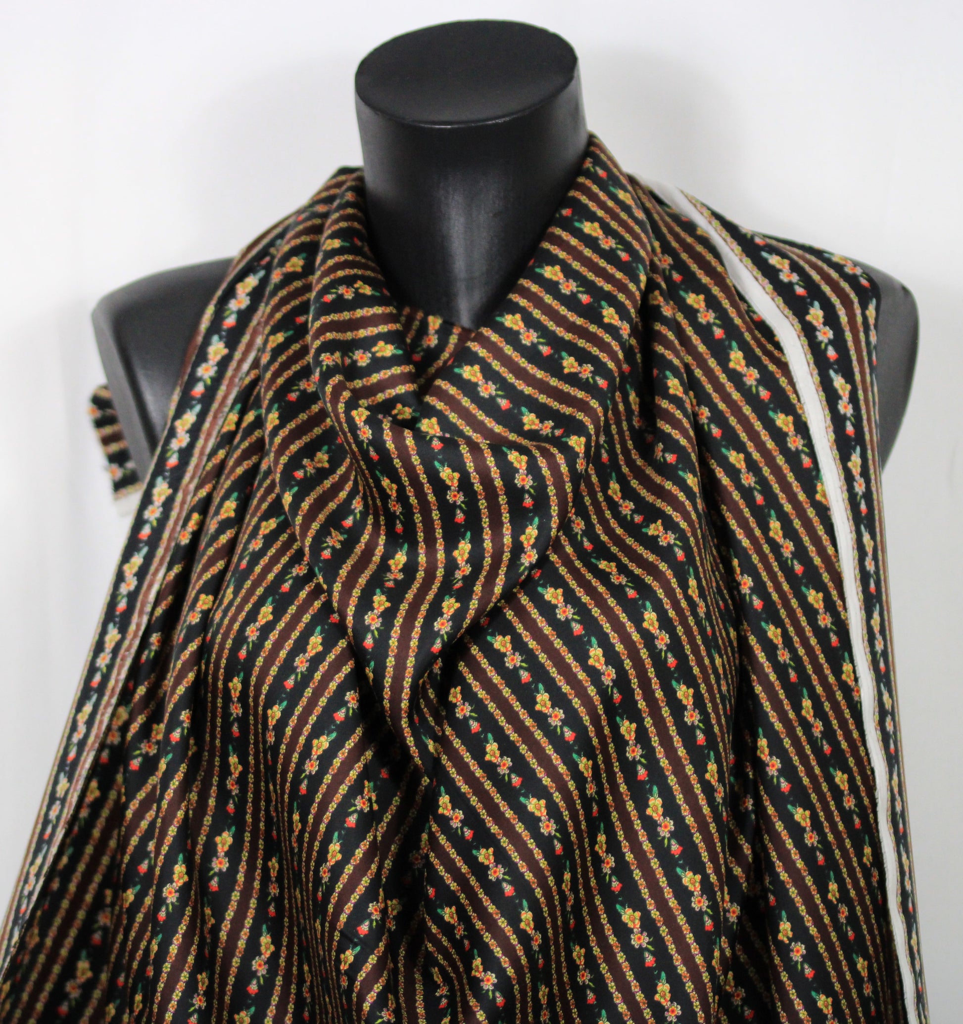 Tissu twill de soie  - imprimé vintage - ton noir et marron - photo 3/4 | So Tissus