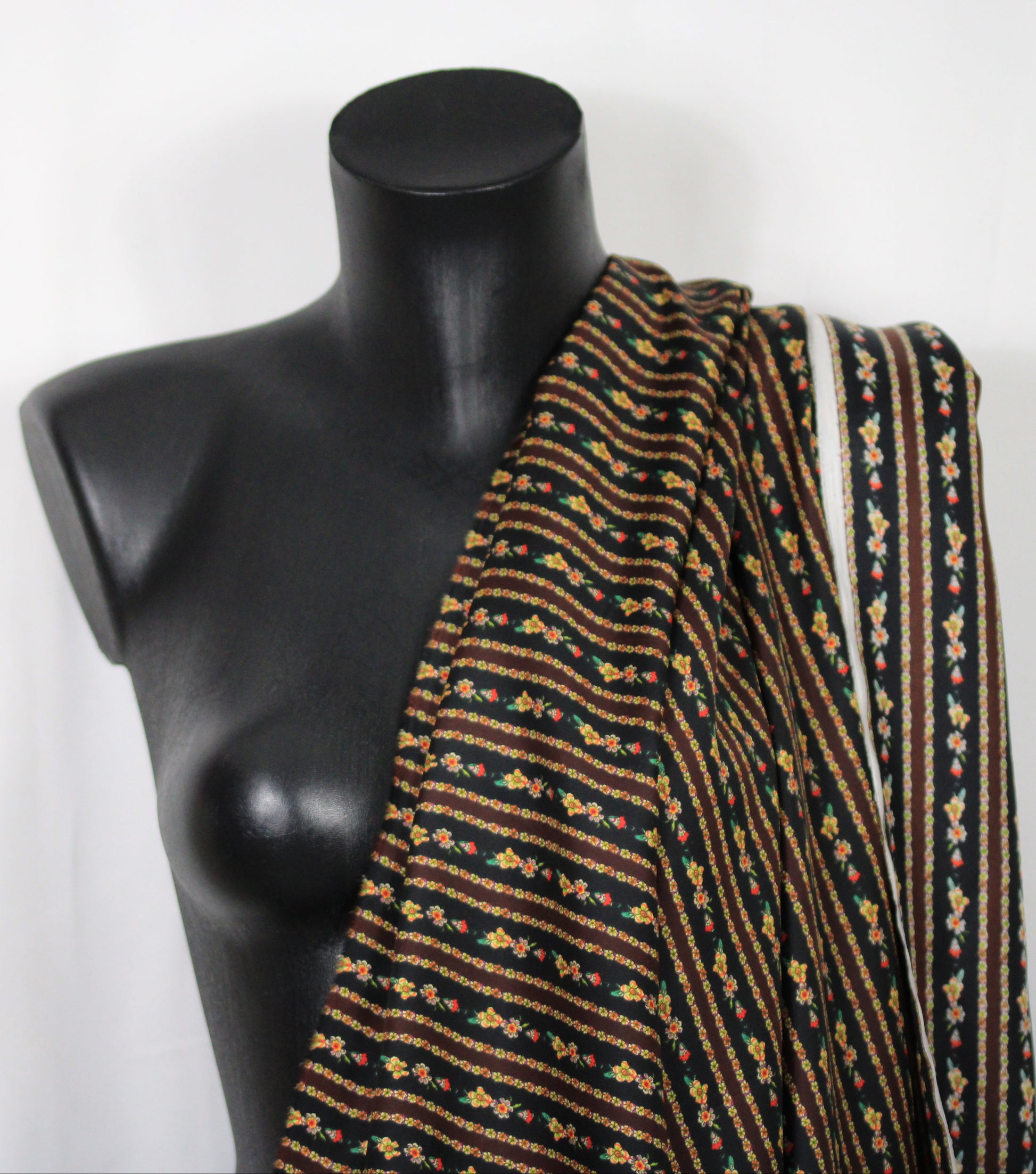 Tissu twill de soie  - imprimé vintage - ton noir et marron - photo 4/4 | So Tissus