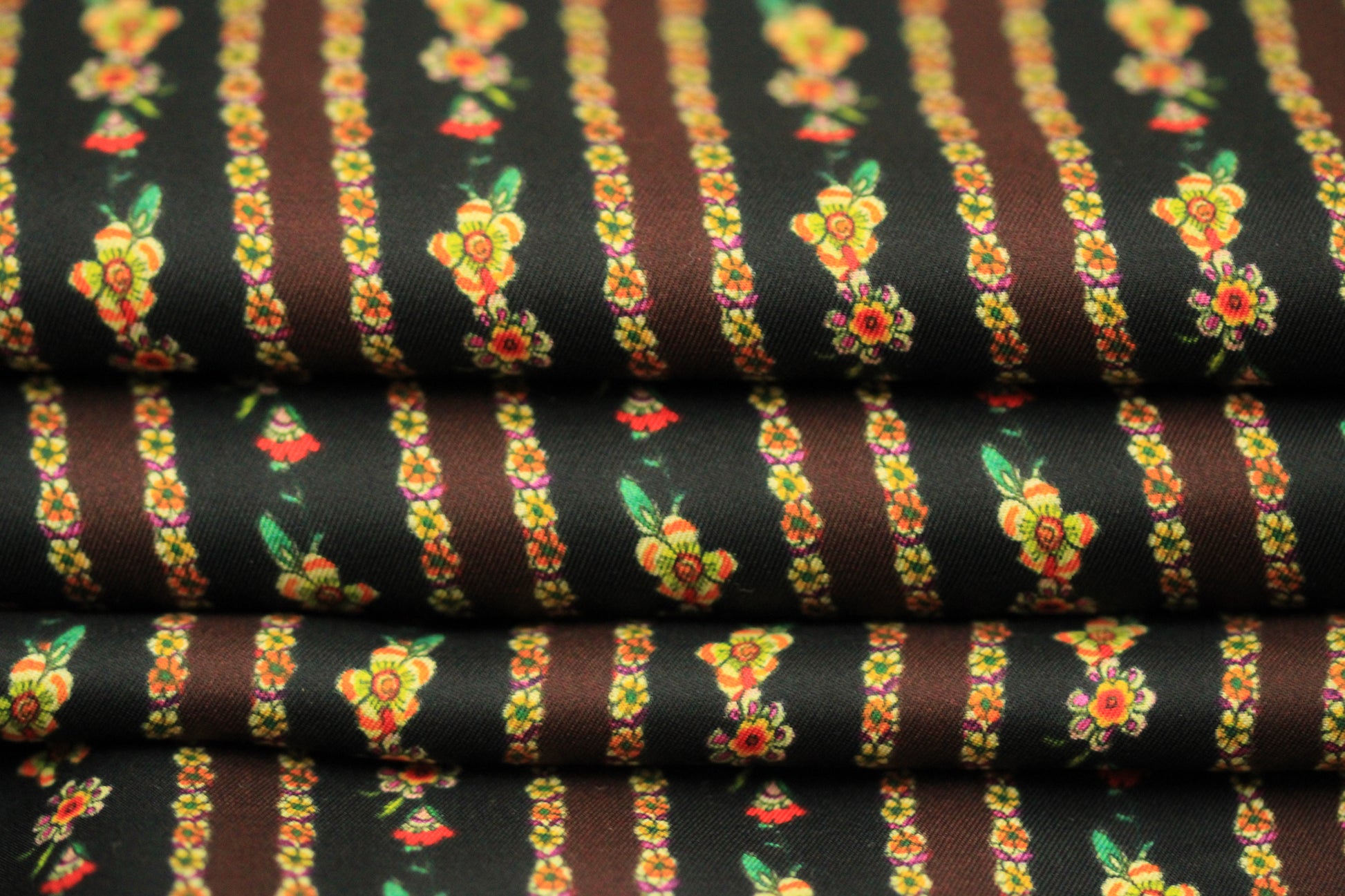 Tissu twill de soie  - imprimé vintage - ton noir et marron - photo 2/4 | So Tissus
