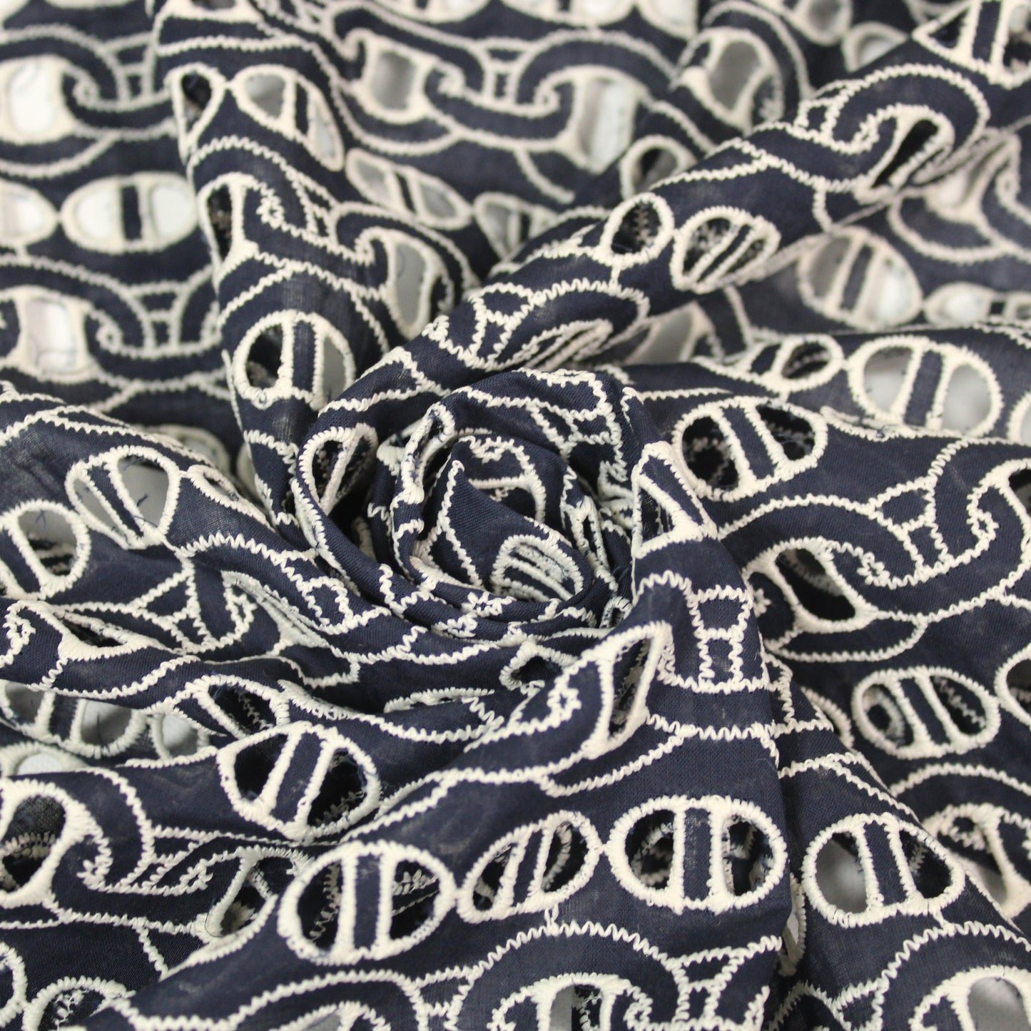 Tissu broderie anglaise - motif chaine - bleu marine et blanc - photo 1/5 | So Tissus