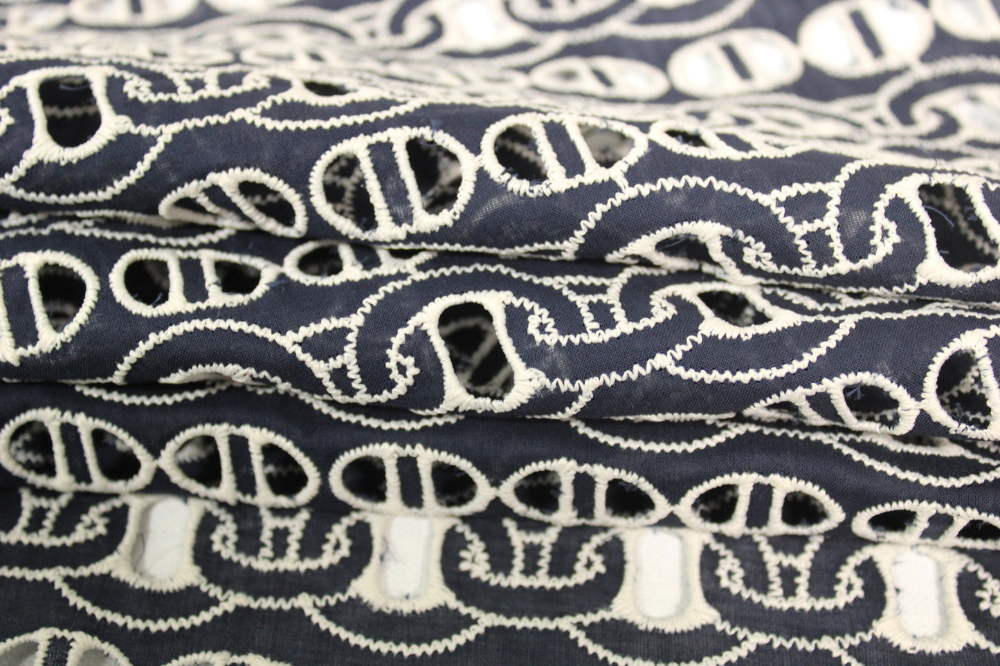 Tissu broderie anglaise - motif chaine - bleu marine et blanc - photo 2/5 | So Tissus