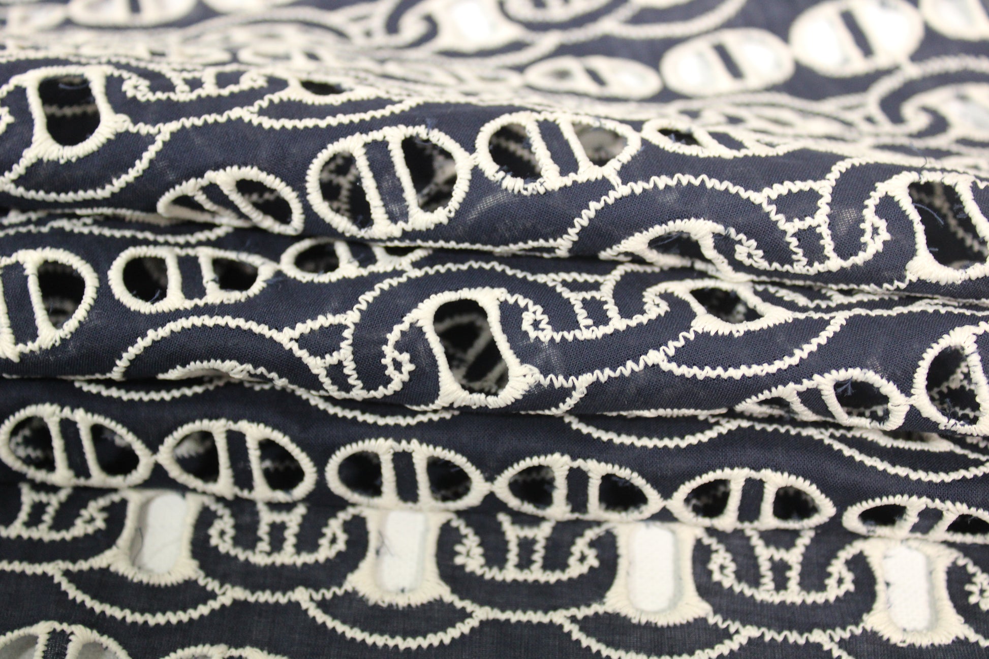 Tissu broderie anglaise - motif chaine - bleu marine et blanc - photo 2/5 | So Tissus