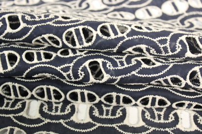 Tissu broderie anglaise - motif chaine - bleu marine et blanc - photo 2/5 | So Tissus