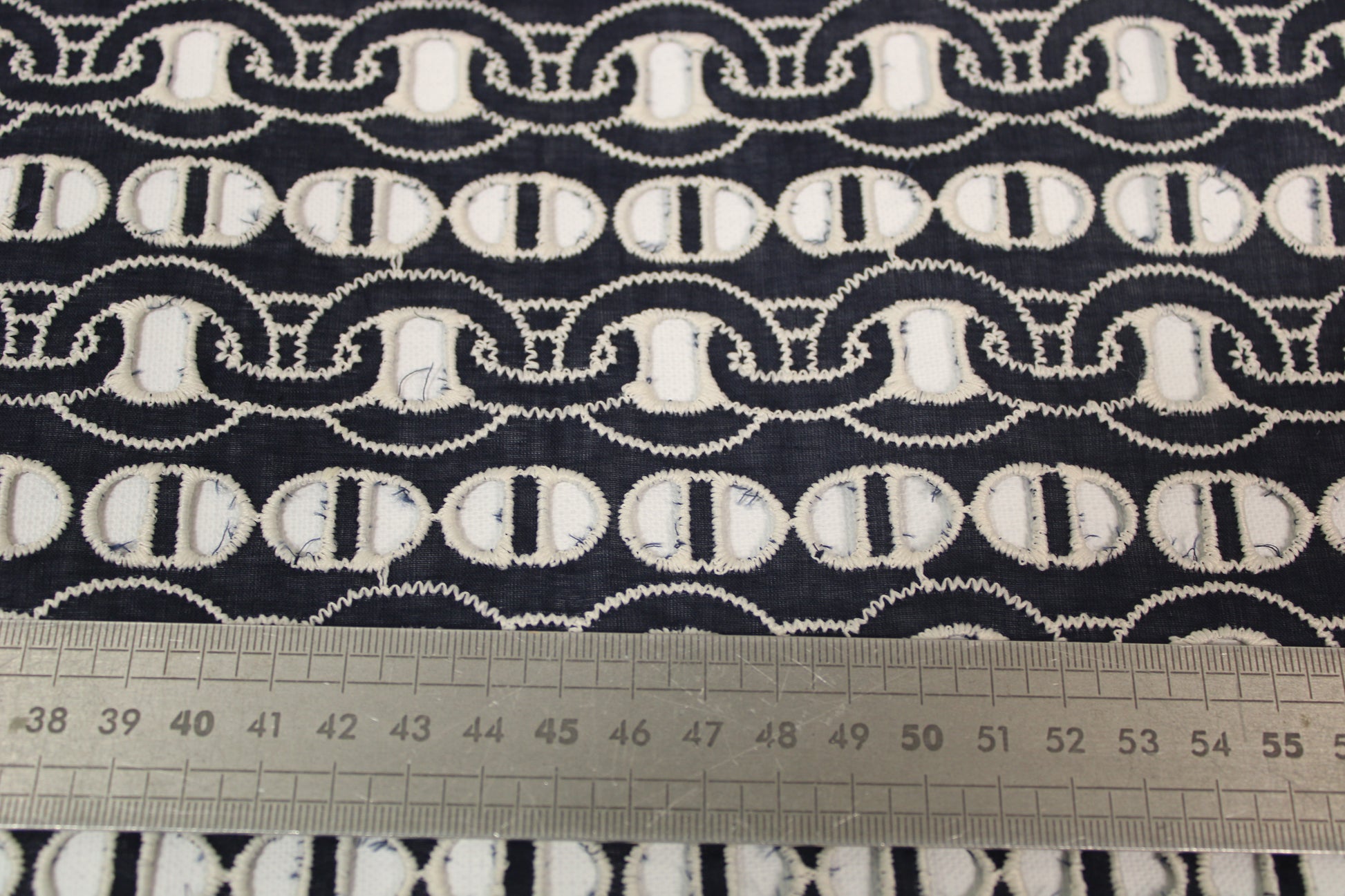 Tissu broderie anglaise - motif chaine - bleu marine et blanc - photo 5/5 | So Tissus