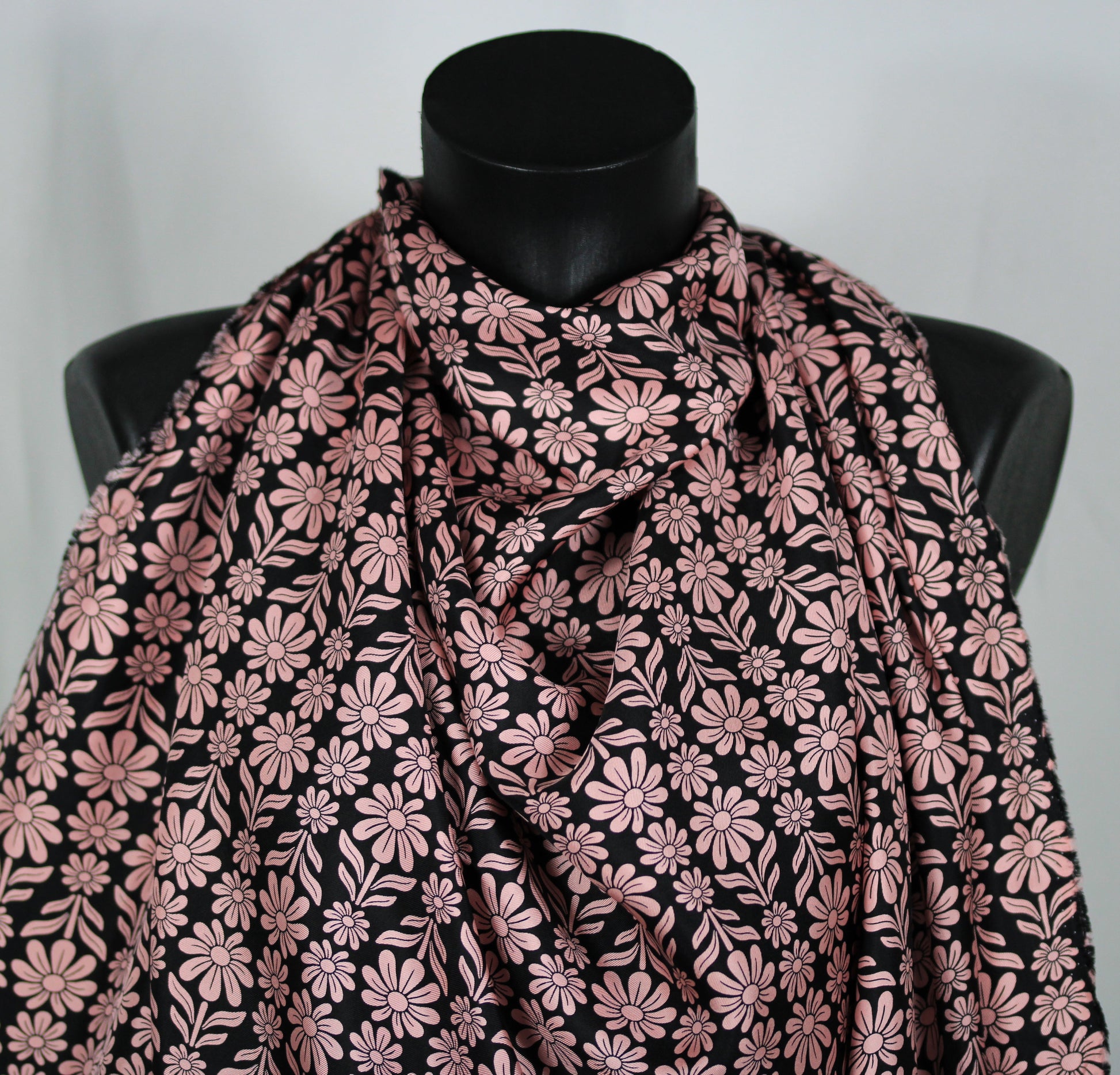 Tissu twill de soie  - imprimé fleurie - noir et rose - photo 3/5 | So Tissus