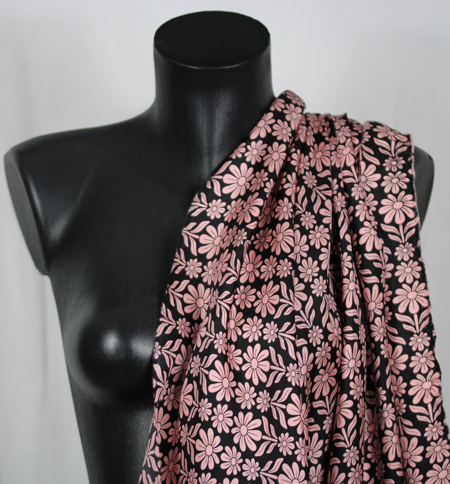 Tissu twill de soie  - imprimé fleurie - noir et rose - photo 4/5 | So Tissus