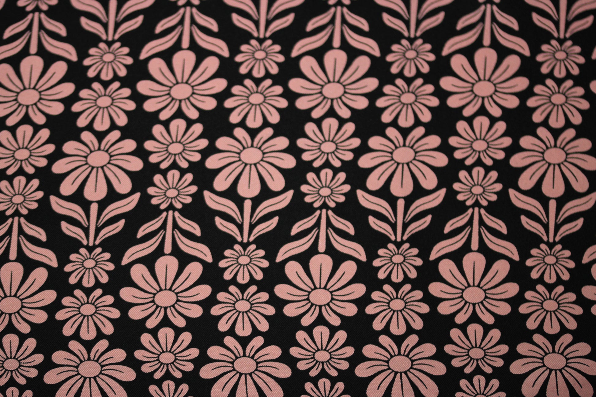 Tissu twill de soie  - imprimé fleurie - noir et rose - photo 5/5 | So Tissus