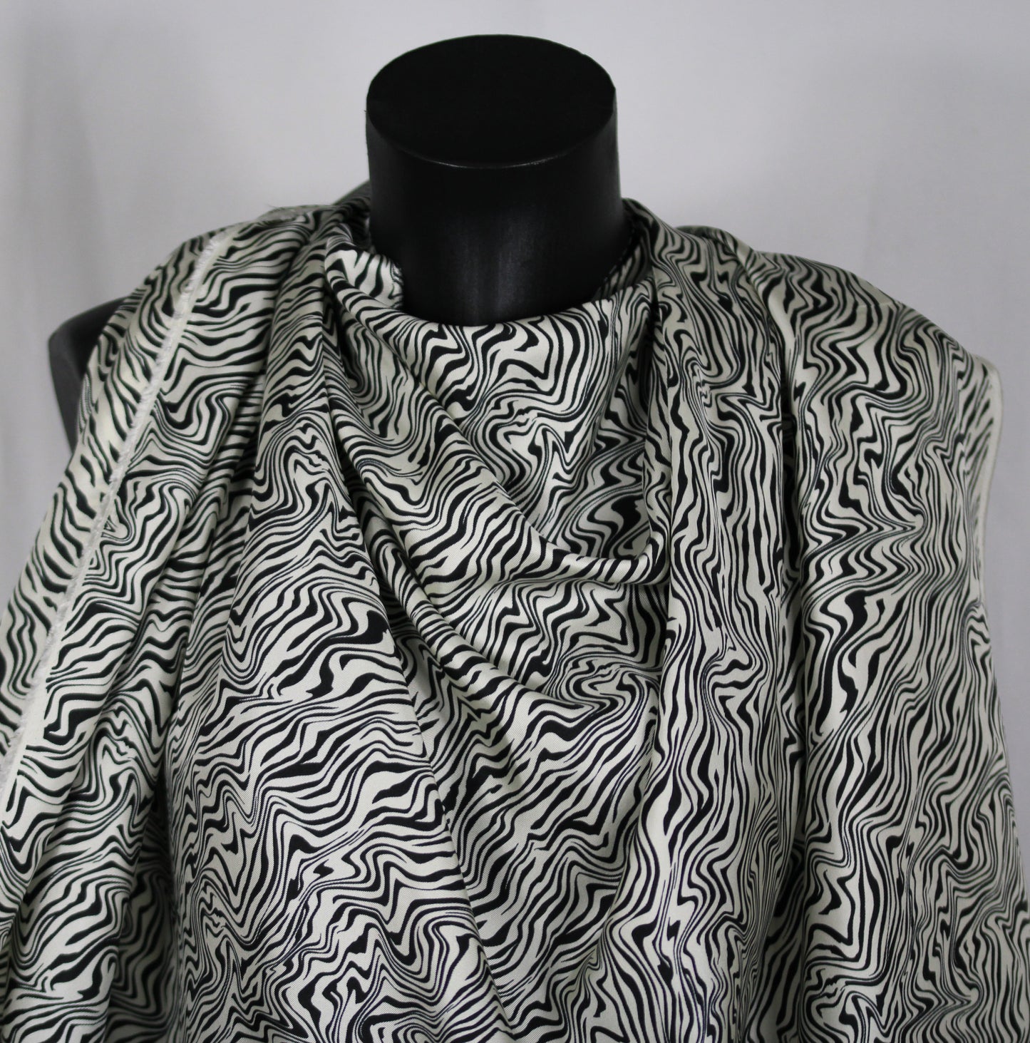 Tissu twill de soie  - imprimé zébré - écru et noir - photo 3/4 | So Tissus
