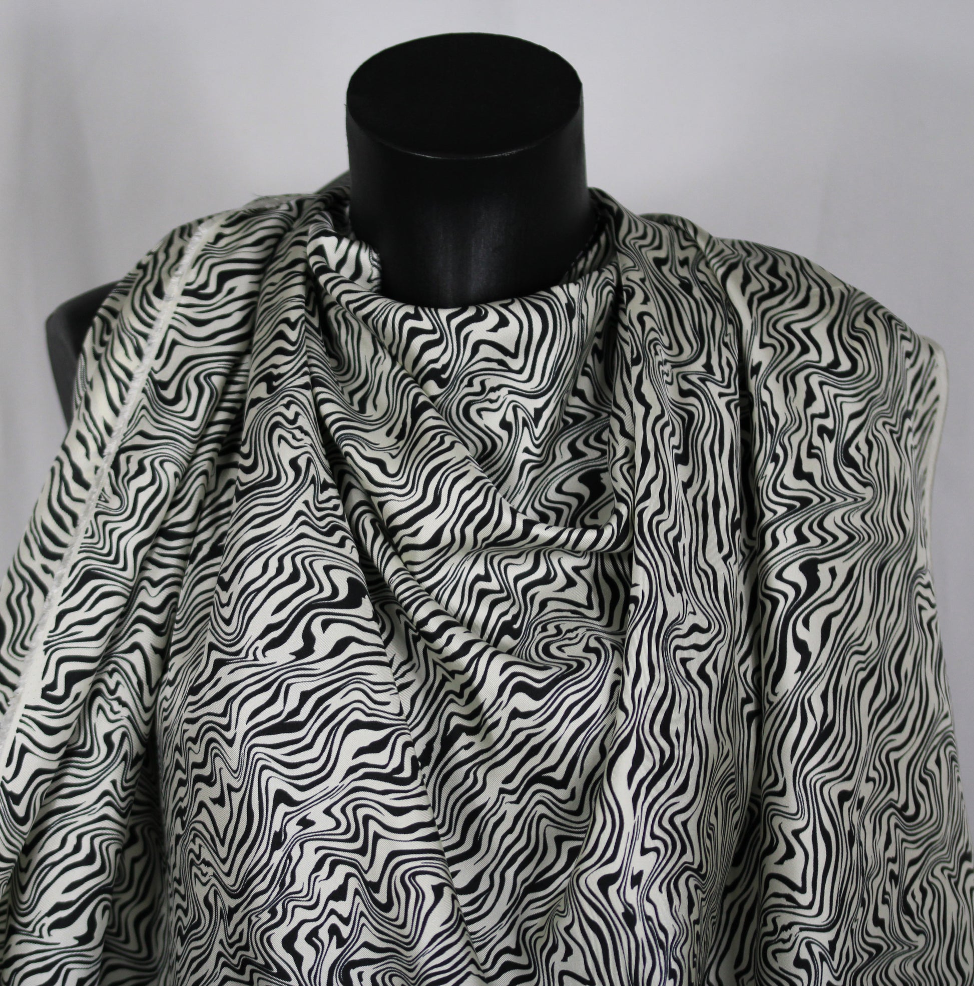 Tissu twill de soie  - imprimé zébré - écru et noir - photo 3/4 | So Tissus