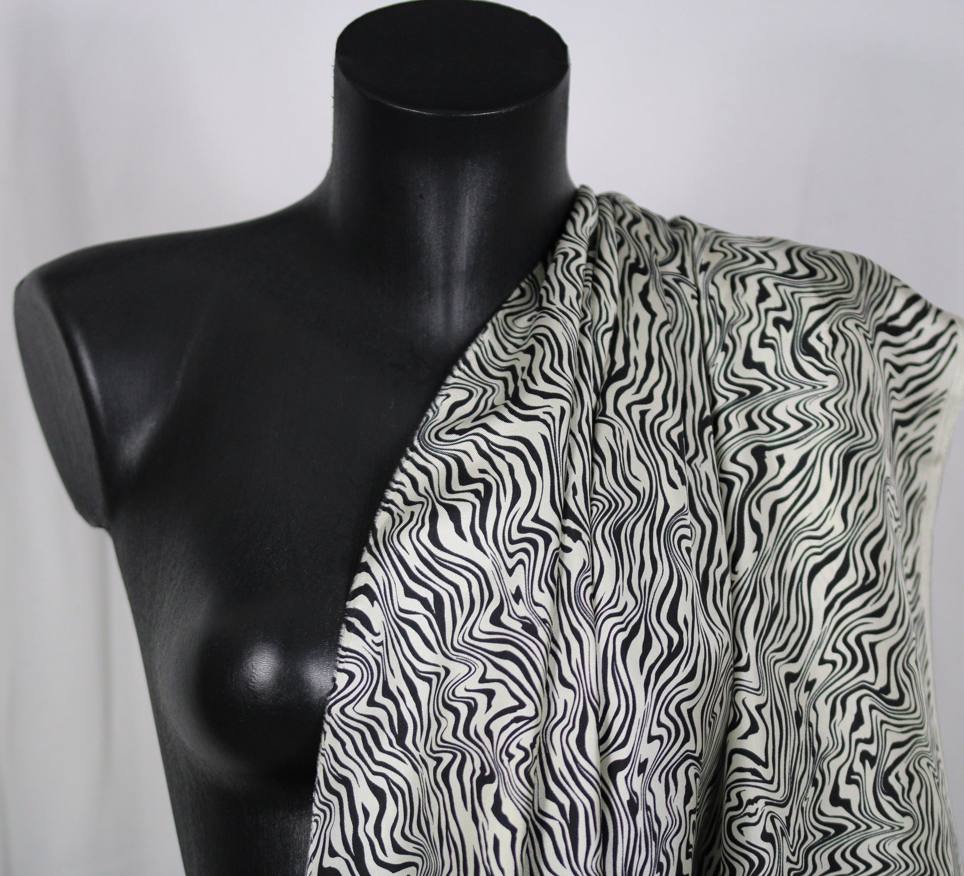 Tissu twill de soie  - imprimé zébré - écru et noir - photo 4/4 | So Tissus