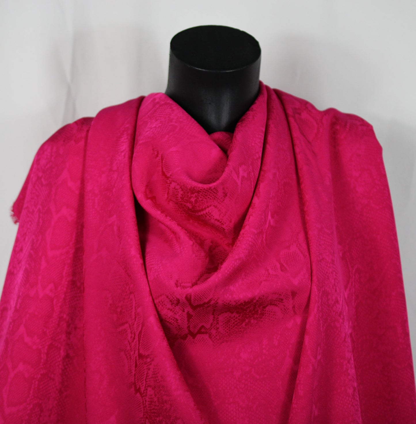 Tissu jacquard - motif reptile - fuchsia - photo 4/4 | So Tissus