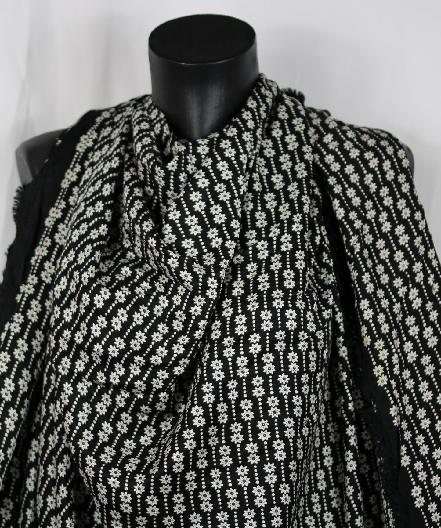 Tissu twill viscose - imprimé fleuri - noir et blanc - photo 4/5 | So Tissus