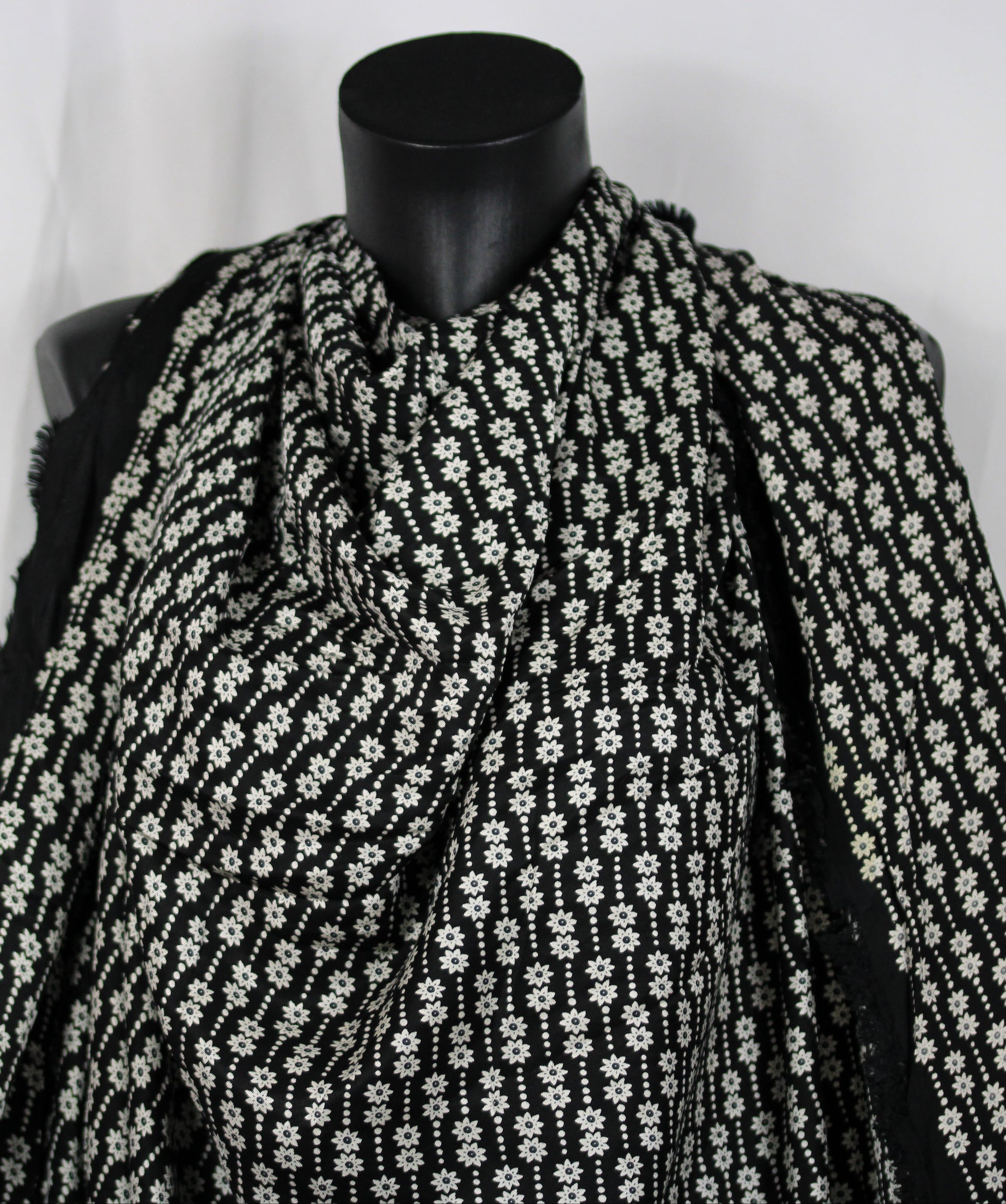 Tissu twill viscose - imprimé fleuri - noir et blanc - photo 4/5 | So Tissus