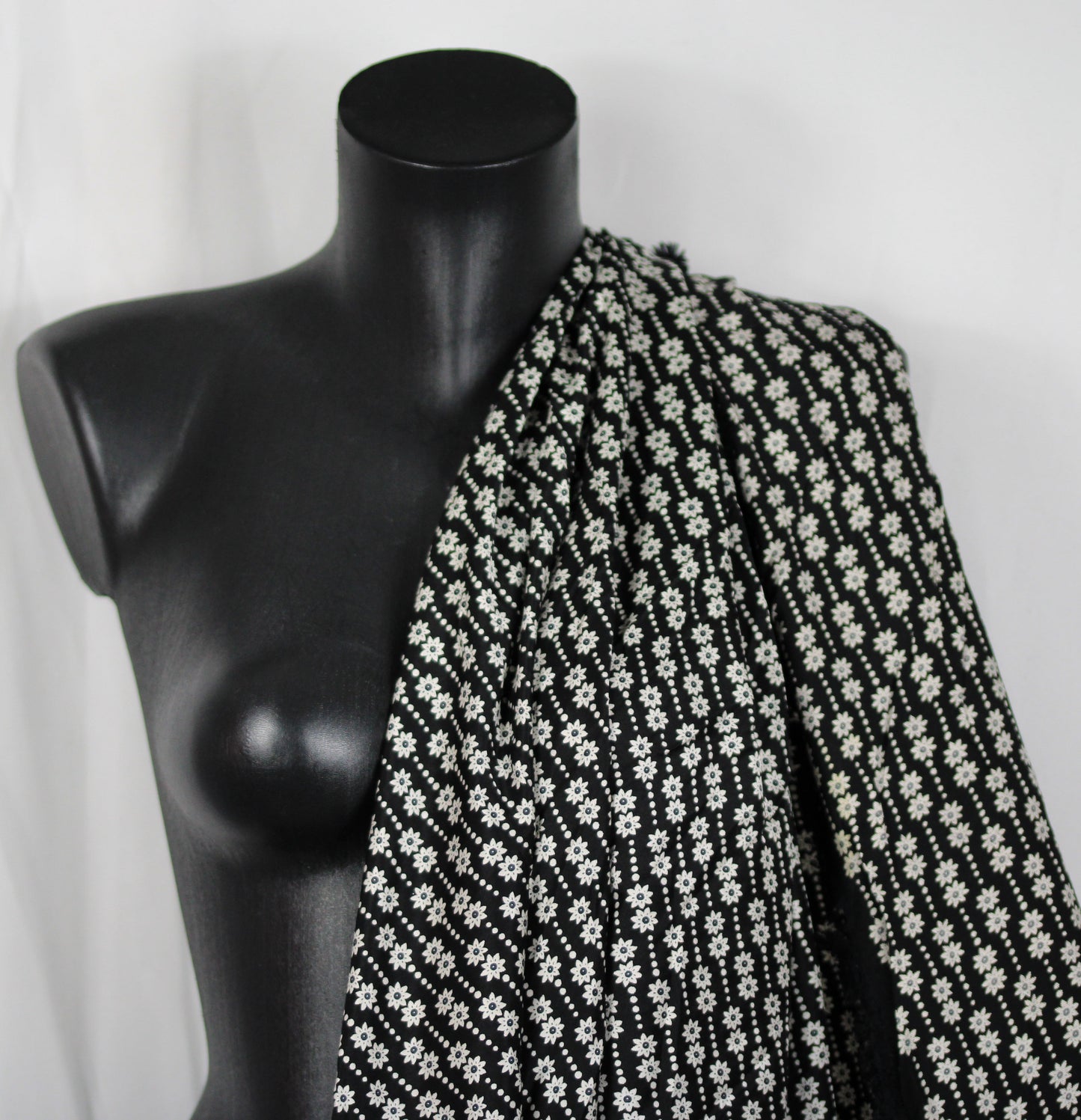 Tissu twill viscose - imprimé fleuri - noir et blanc - photo 3/5 | So Tissus