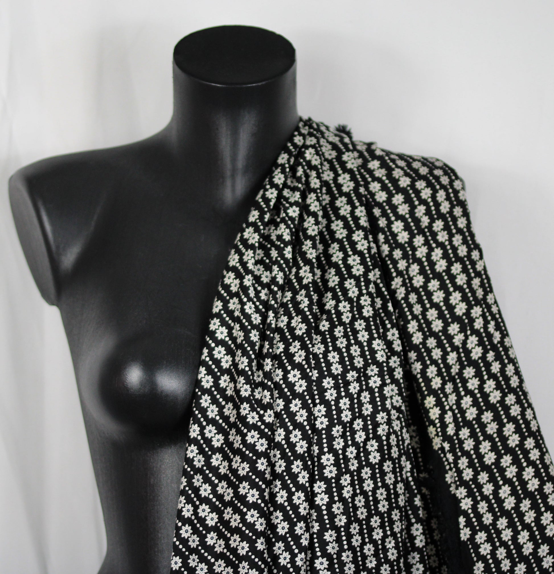 Tissu twill viscose - imprimé fleuri - noir et blanc - photo 3/5 | So Tissus