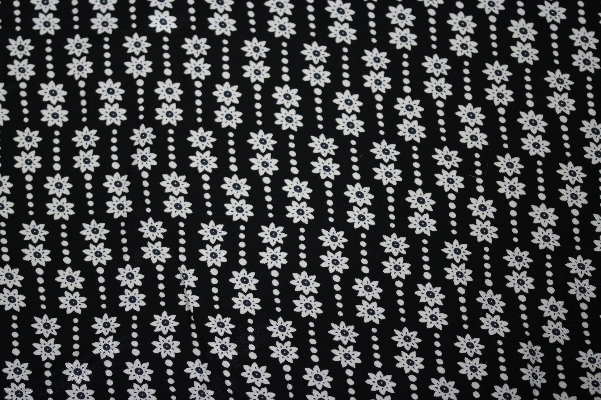 Tissu twill viscose - imprimé fleuri - noir et blanc - photo 5/5 | So Tissus