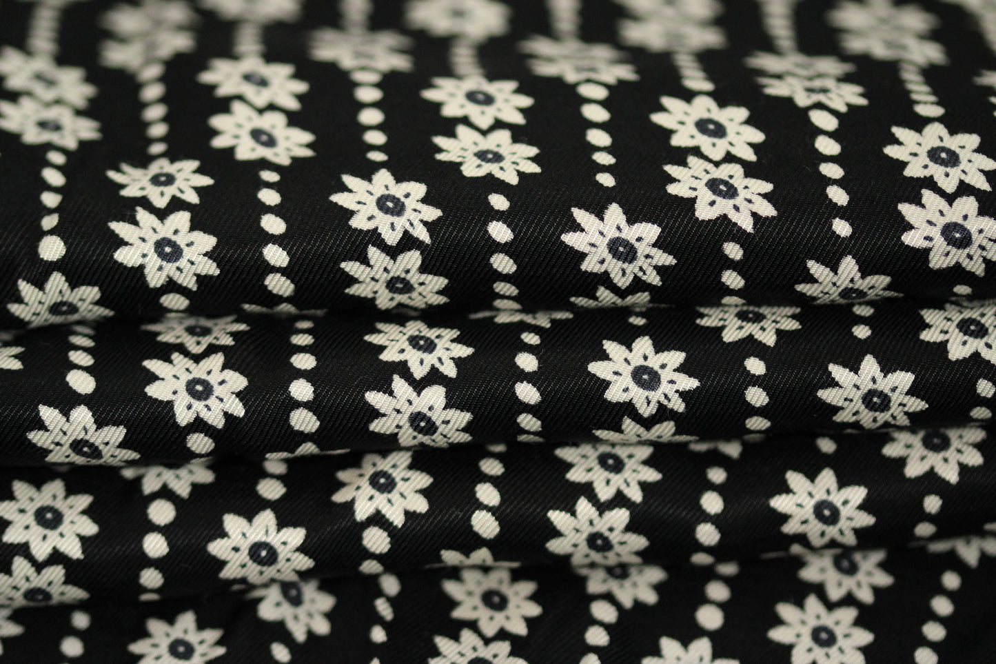 Tissu twill viscose - imprimé fleuri - noir et blanc - photo 2/5 | So Tissus