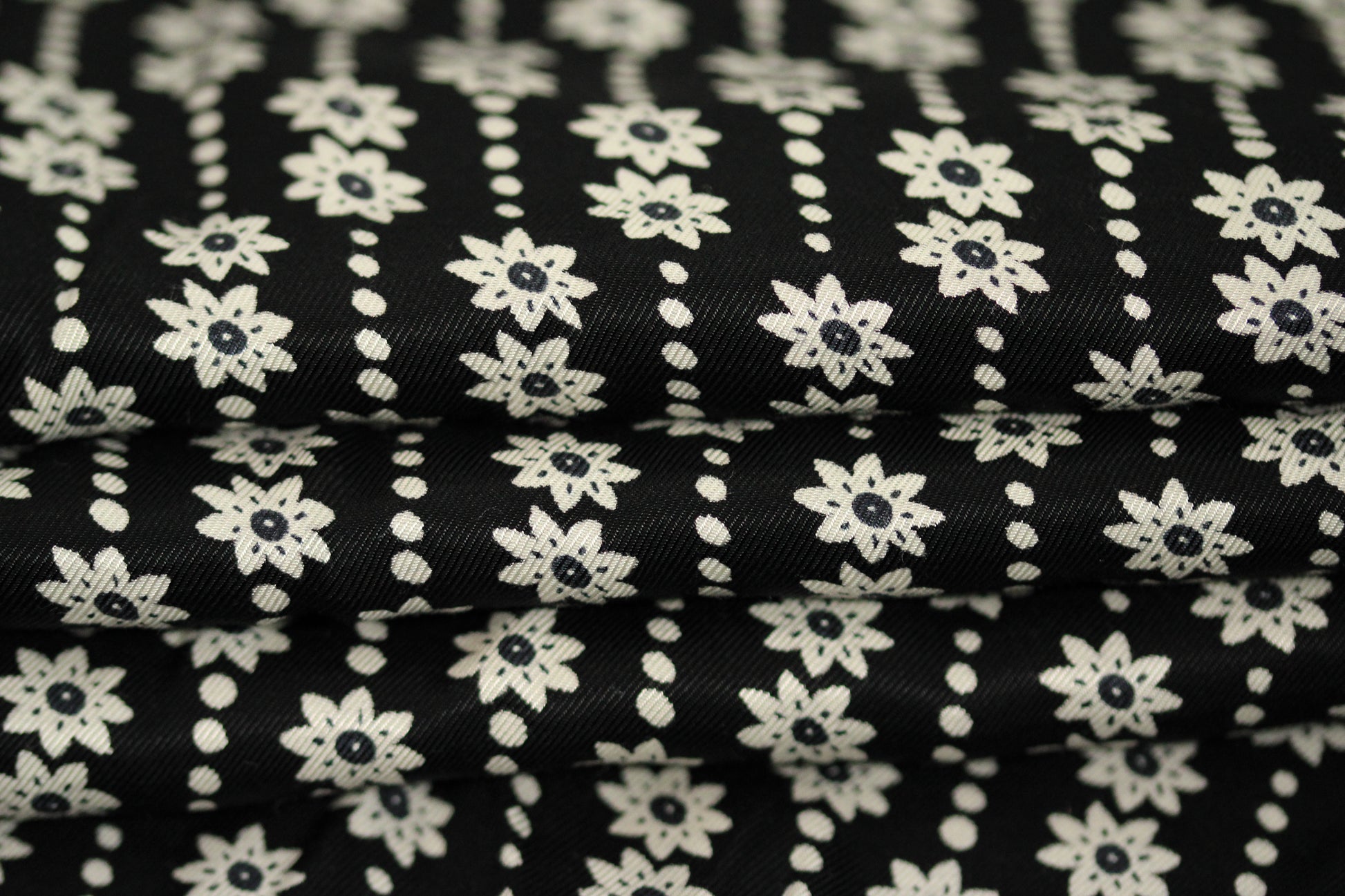 Tissu twill viscose - imprimé fleuri - noir et blanc - photo 2/5 | So Tissus