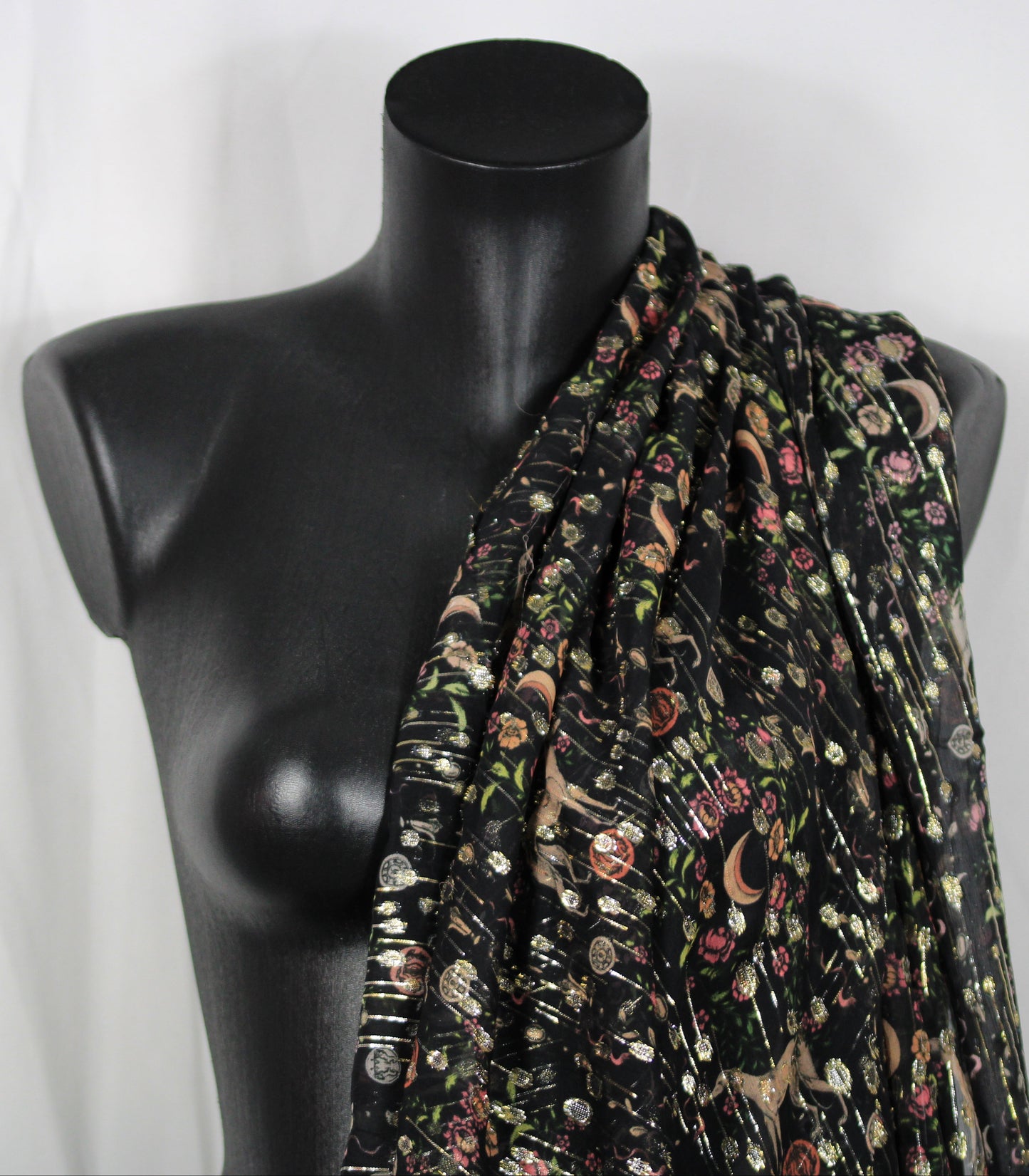 Tissu mousseline de soie et lurex - imprimé fleur et lévrier - ton noir et doré - photo 3/4 | So Tissus