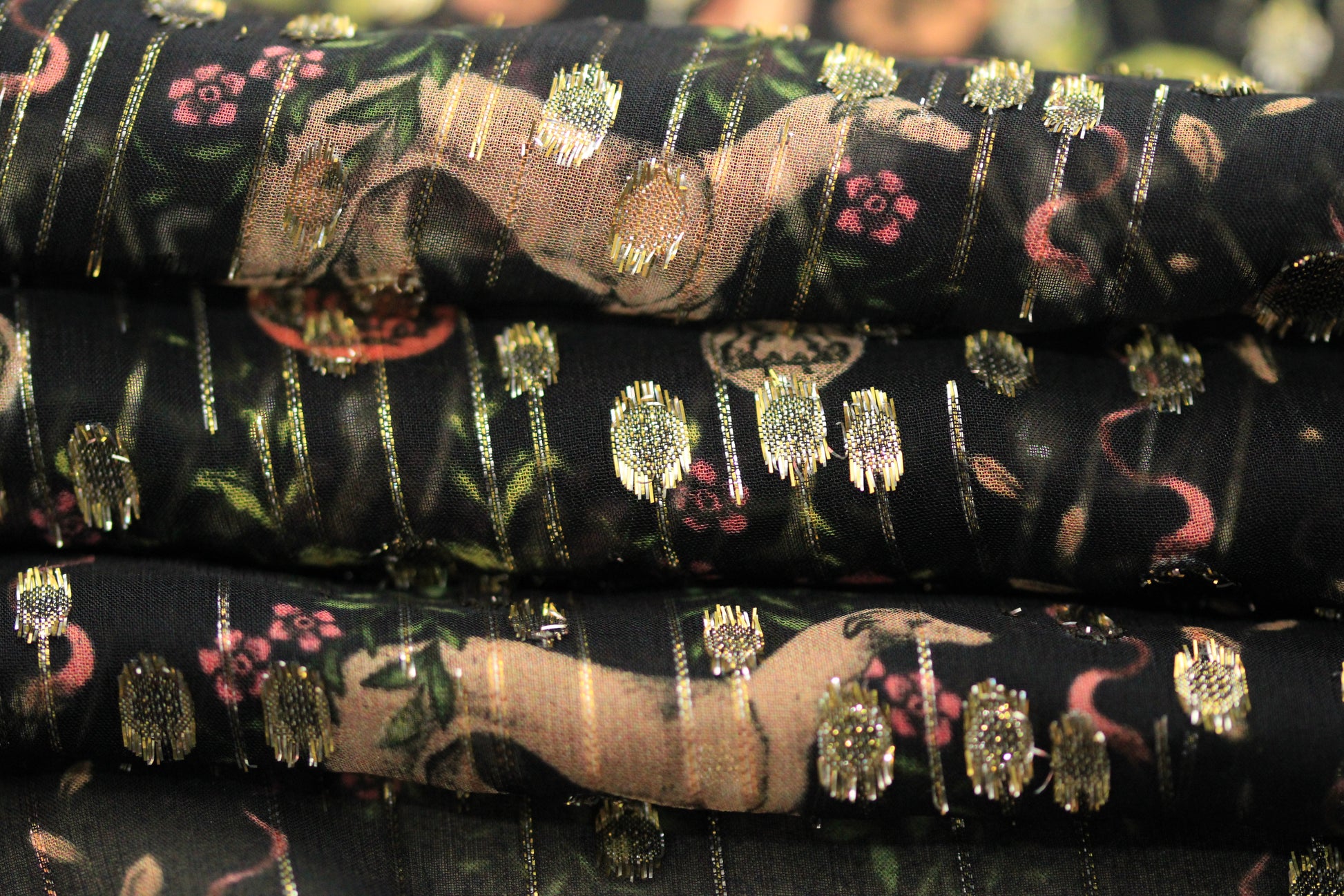 Tissu mousseline de soie et lurex - imprimé fleur et lévrier - ton noir et doré - photo 2/4 | So Tissus
