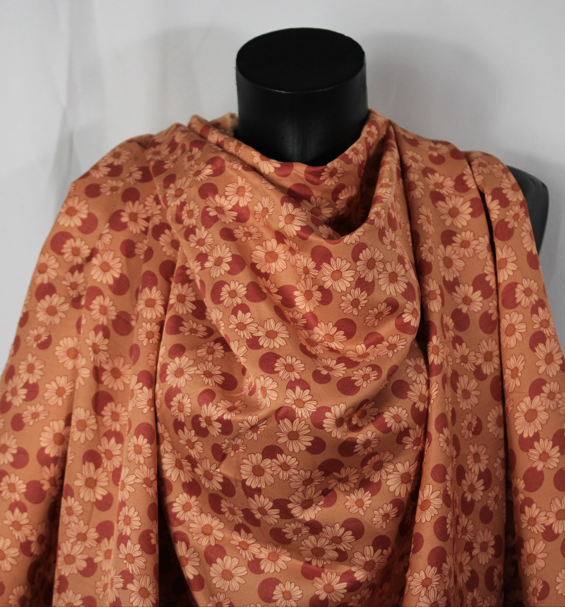 Tissu twill viscose - imprimé marguerite - ton marron et rouille - photo 4/5 | So Tissus