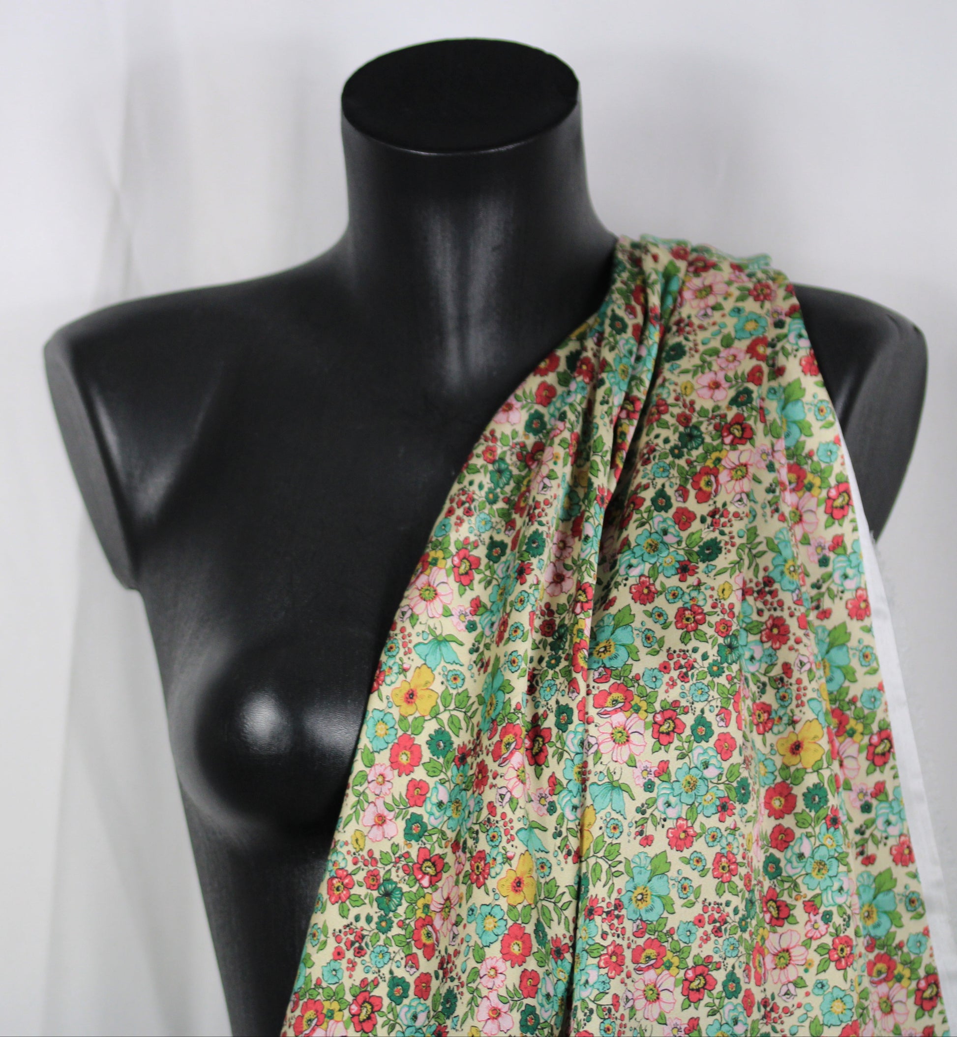 Tissu twill - imprimé fleuri - multicolore - ton bleu, vert et rose - photo 4/4 | So Tissus
