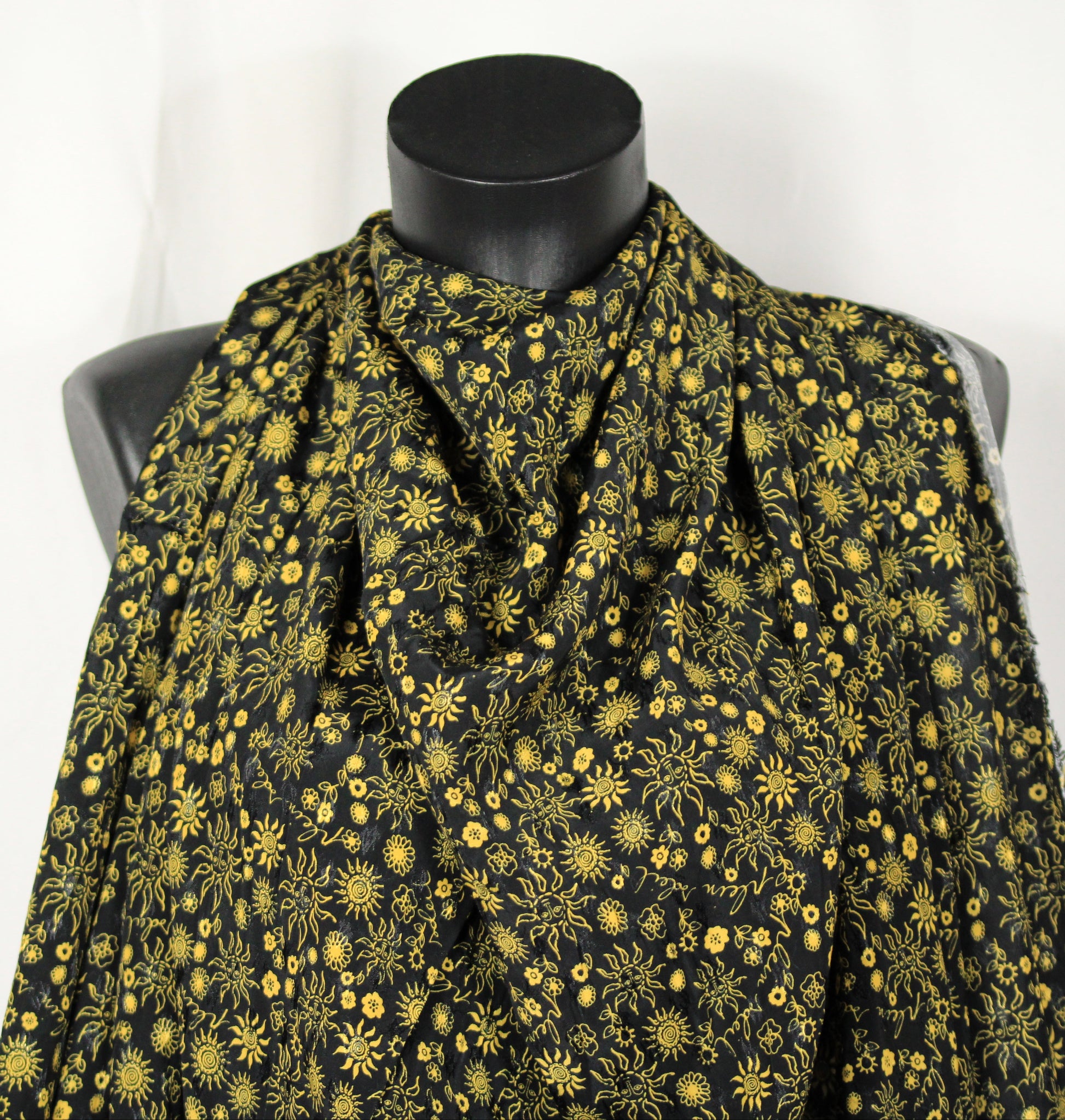 Tissu viscose - imprimé fleuri et soleil  - jaune et noir - photo 3/5 | So Tissus