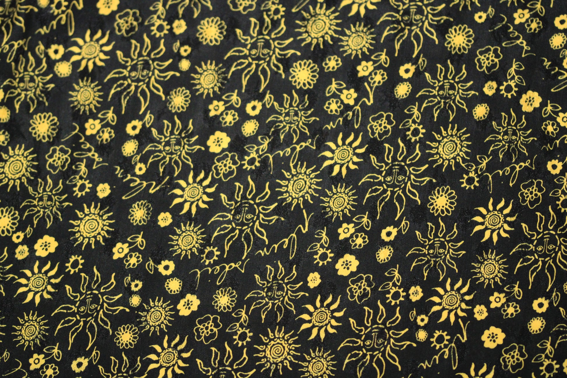 Tissu viscose - imprimé fleuri et soleil  - jaune et noir - photo 5/5 | So Tissus