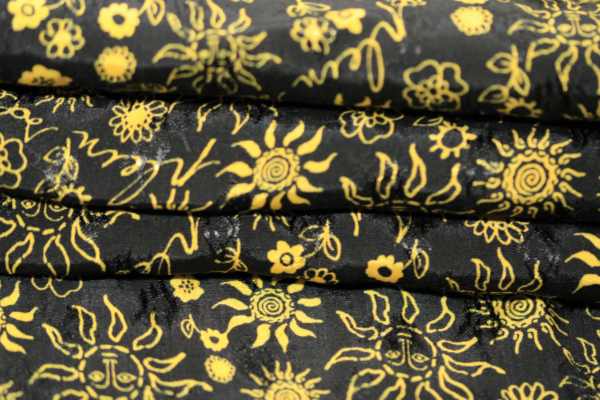 Tissu viscose - imprimé fleuri et soleil  - jaune et noir - photo 2/5 | So Tissus