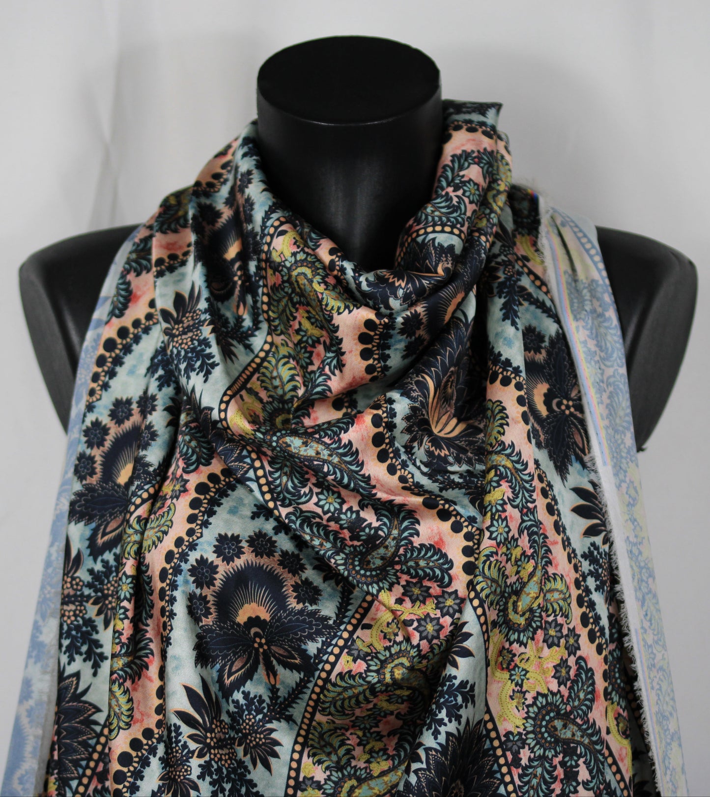 Tissu twill - imprimé frise fleuri - multicolore - ton bleu ciel et rose - photo 3/4 | So Tissus
