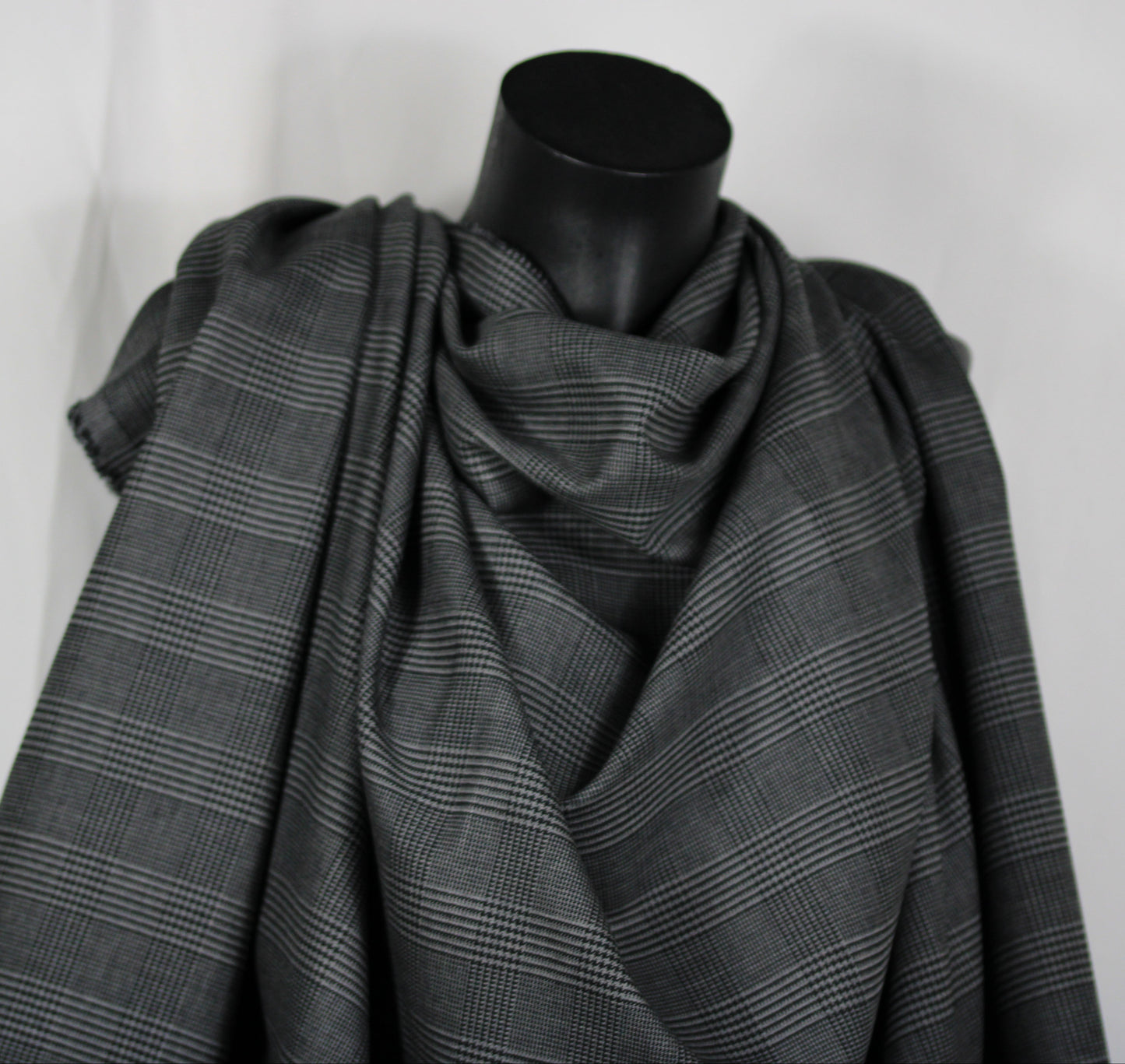 Tissu crêpe de laine stretch  - prince de galles - gris et noir - photo 4/5 | So Tissus