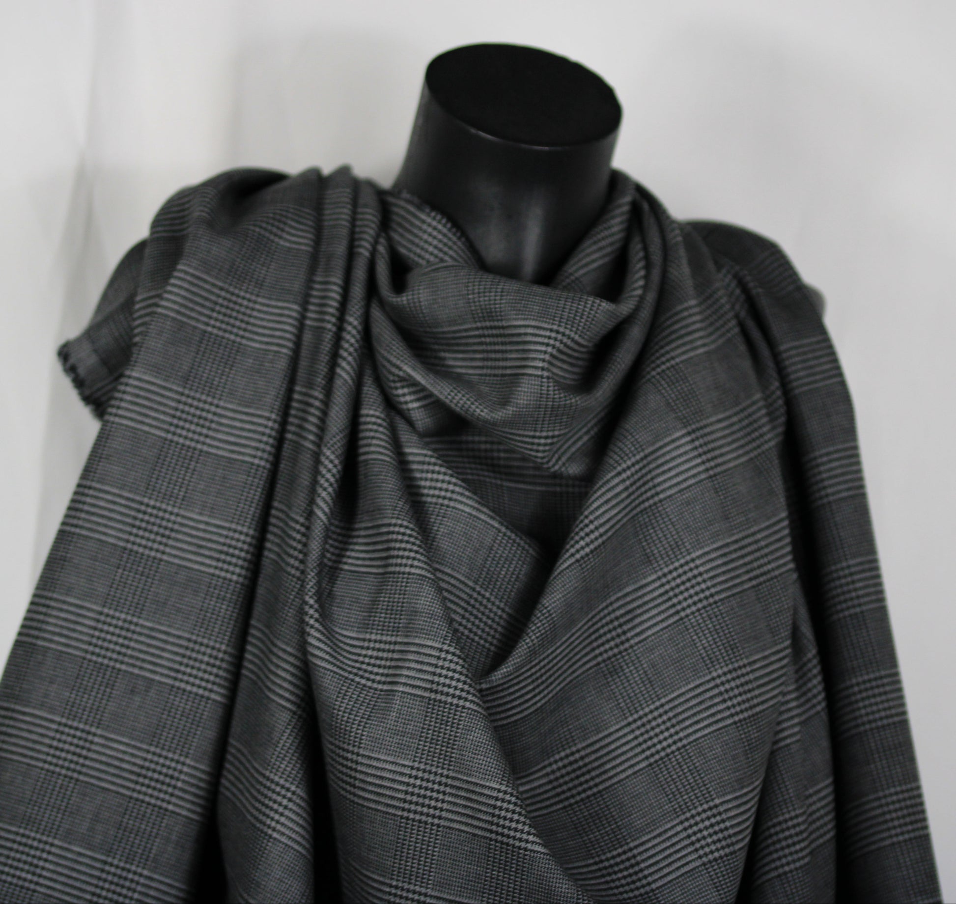Tissu crêpe de laine stretch  - prince de galles - gris et noir - photo 4/5 | So Tissus