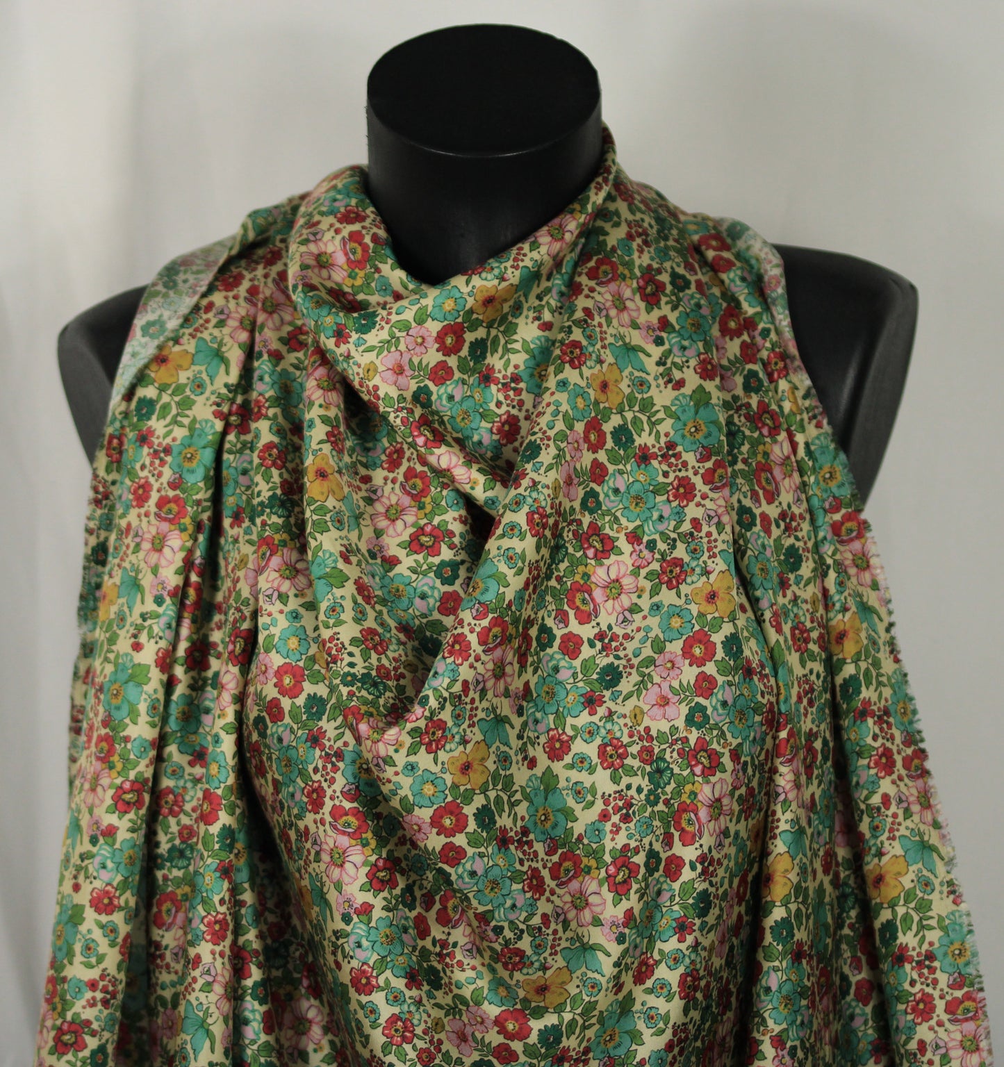 Tissu twill de soie - imprimé fleuri - multicolore - ton bleu, vert et rose - photo 4/4 | So Tissus