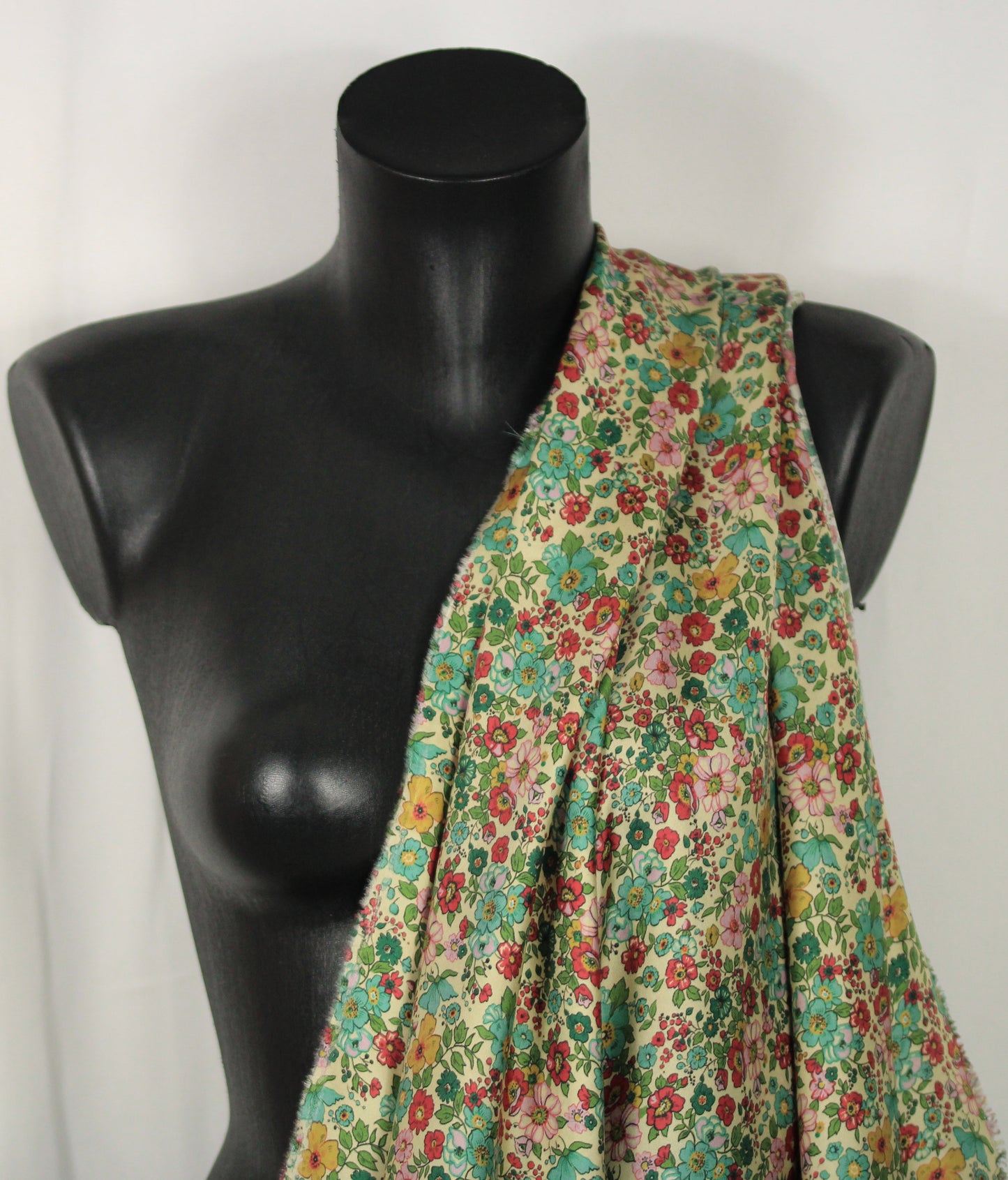 Tissu twill de soie - imprimé fleuri - multicolore - ton bleu, vert et rose - photo 3/4 | So Tissus