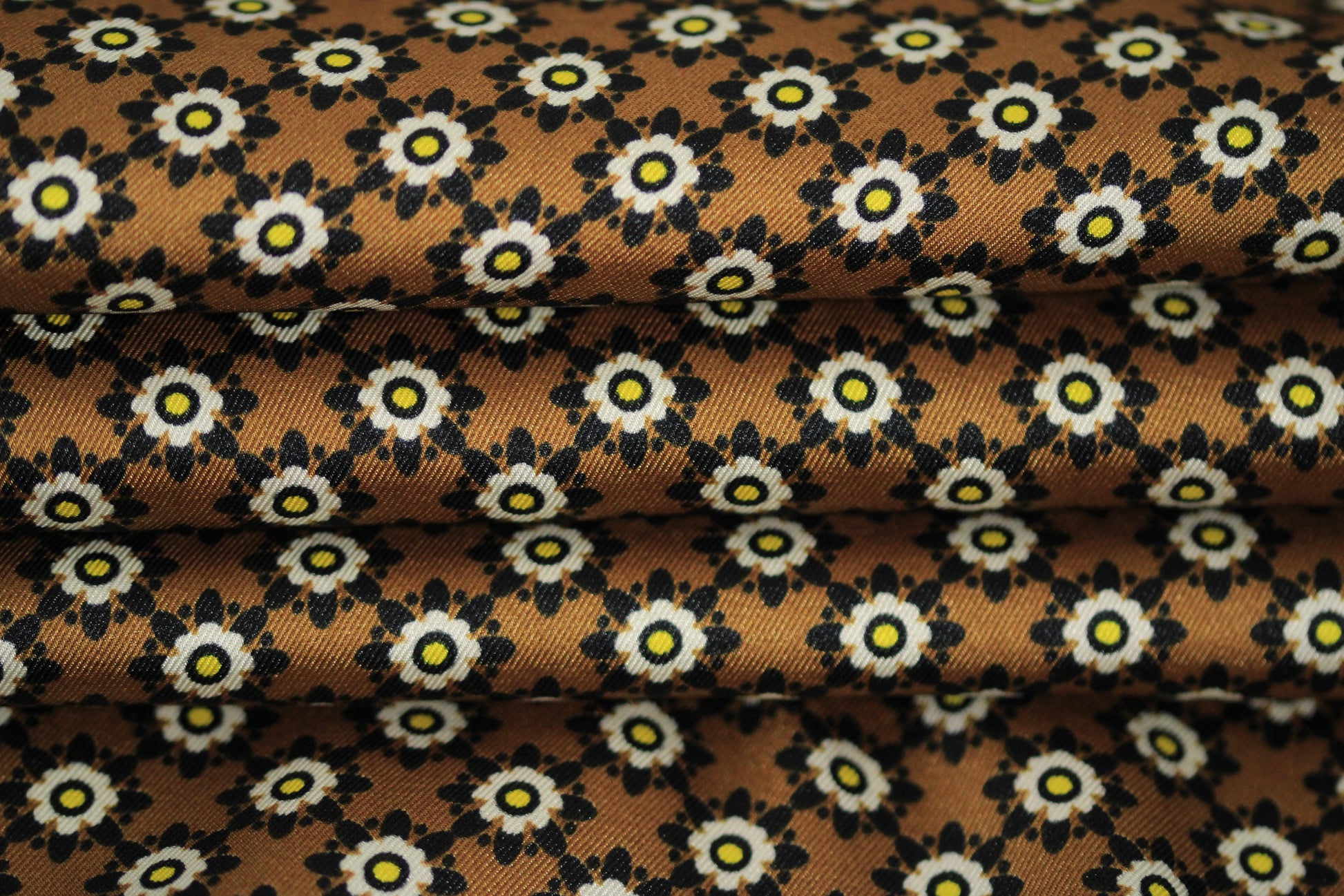 Tissu twill - imprimé fleur géometrique - ton marron, noir, écru et jaune - photo 2/4 | So Tissus
