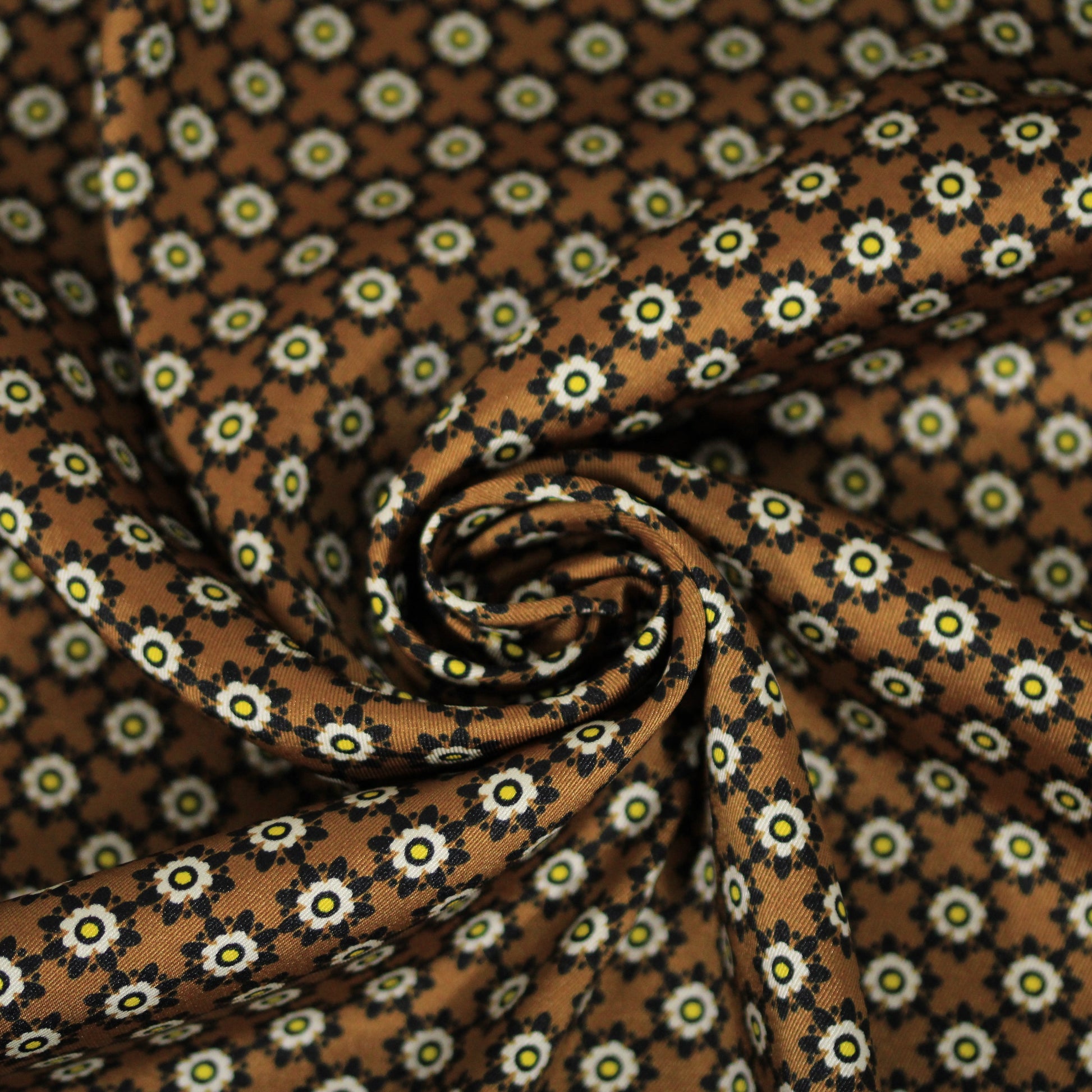 Tissu twill - imprimé fleur géometrique - ton marron, noir, écru et jaune - photo 1/4 | So Tissus